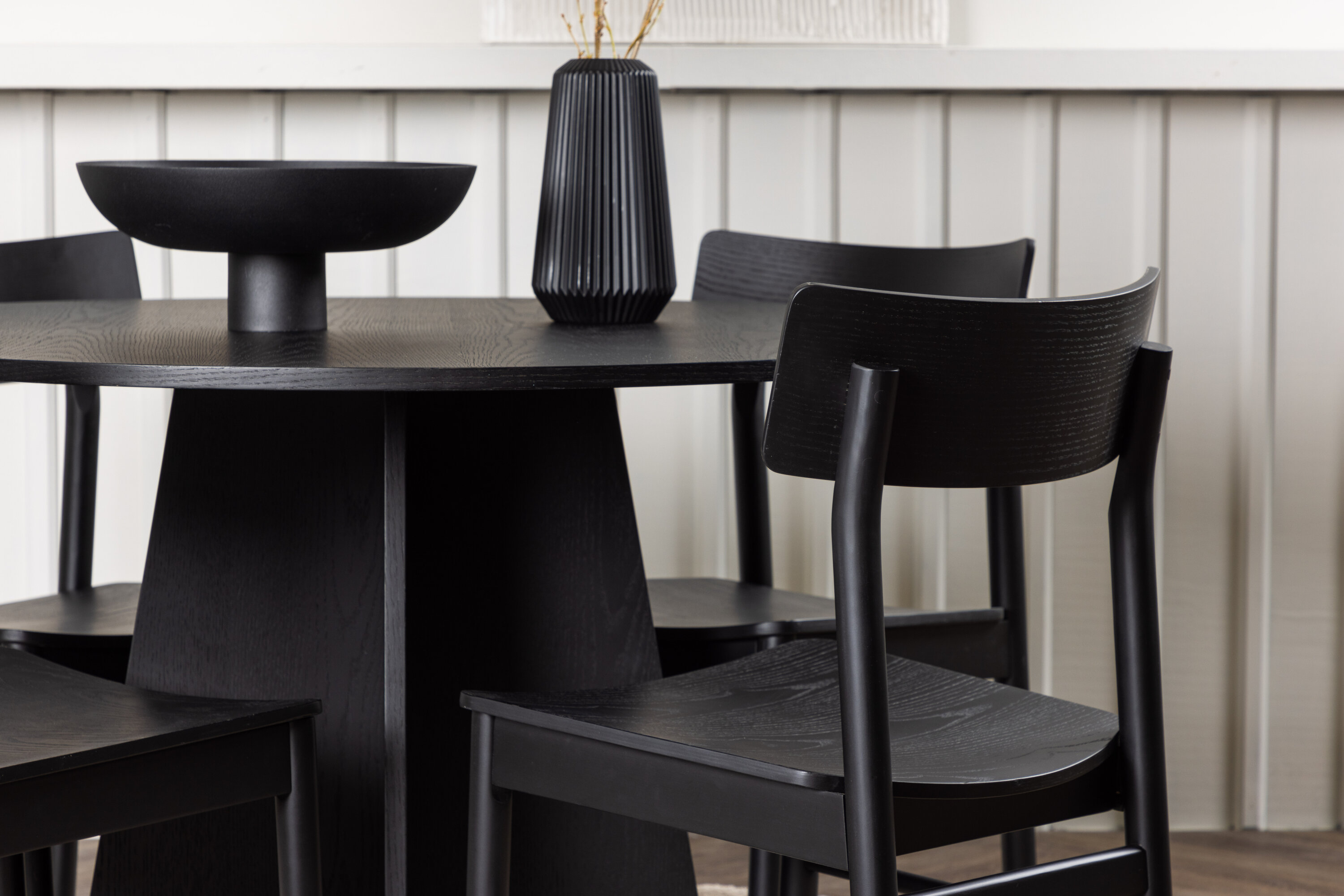 Bootcut, Montros ensemble repas rond noir 110 x 110 cm en situation dans une pièce décorée