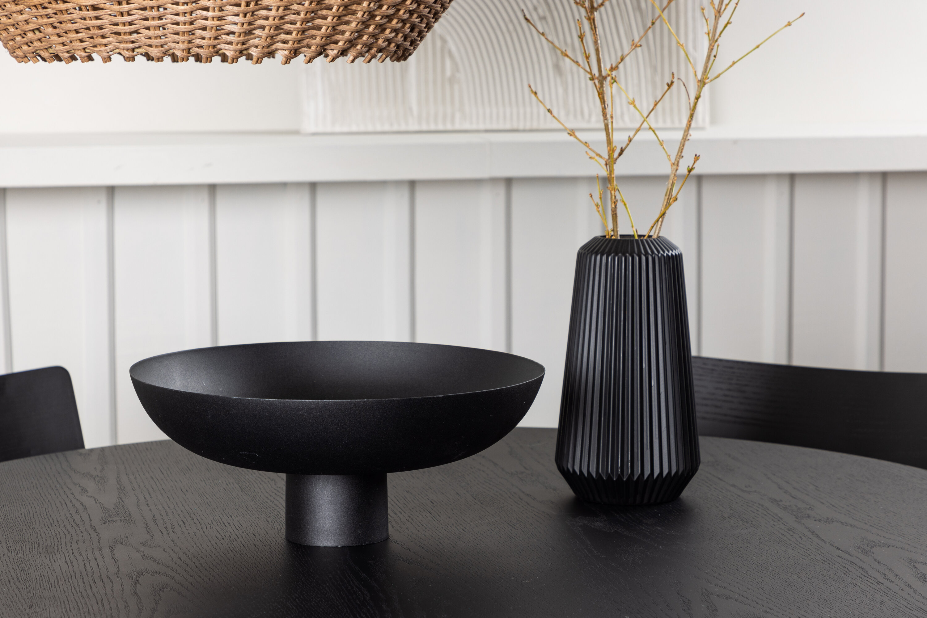 Bootcut, Montros ensemble repas rond noir 110 x 110 cm en situation dans une pièce décorée