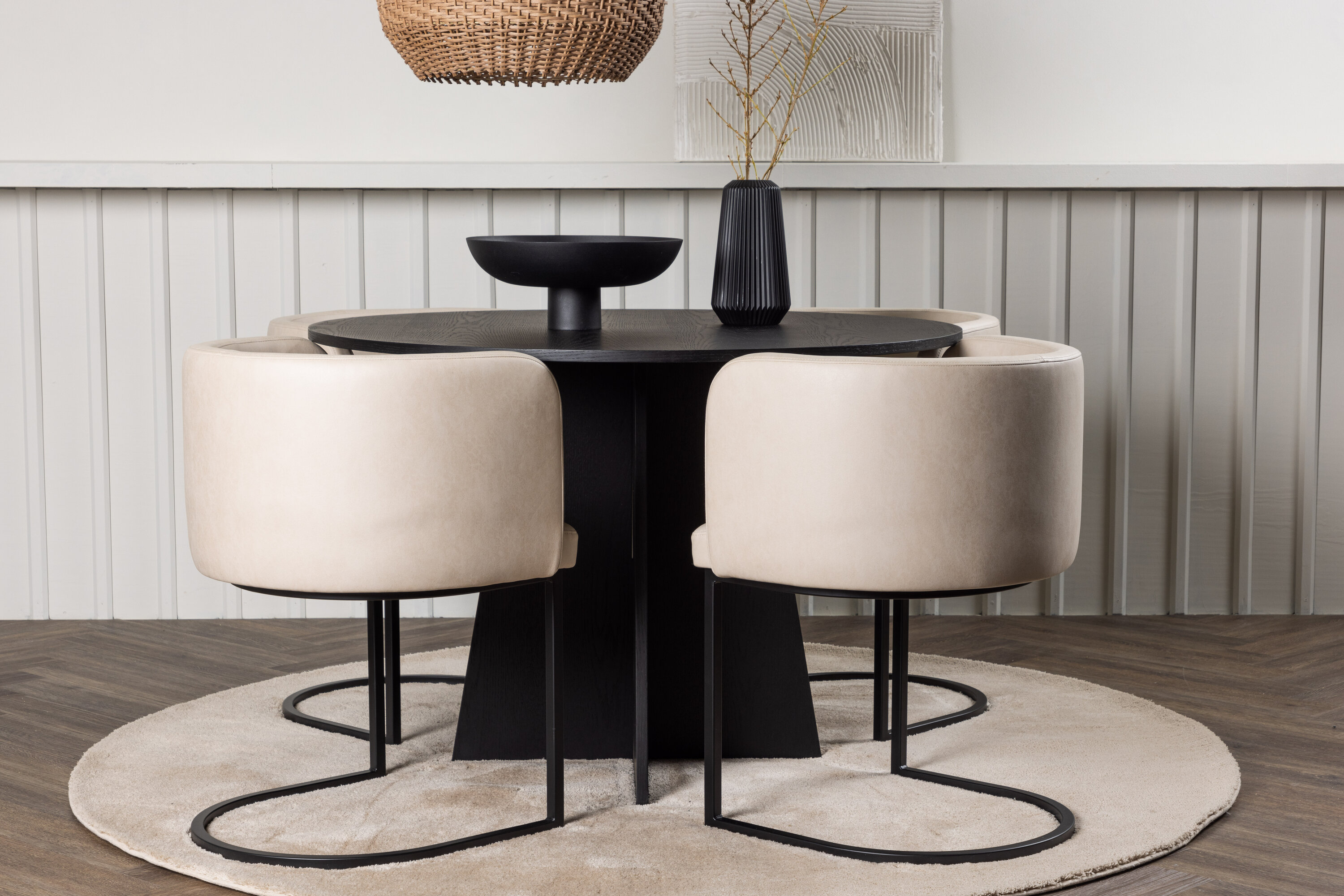 Bootcut, Simrishamn ensemble repas rond noir, beige Table : ⌀110 Chaise : 60 x 75 x 51 cm en situation dans une pièce décorée