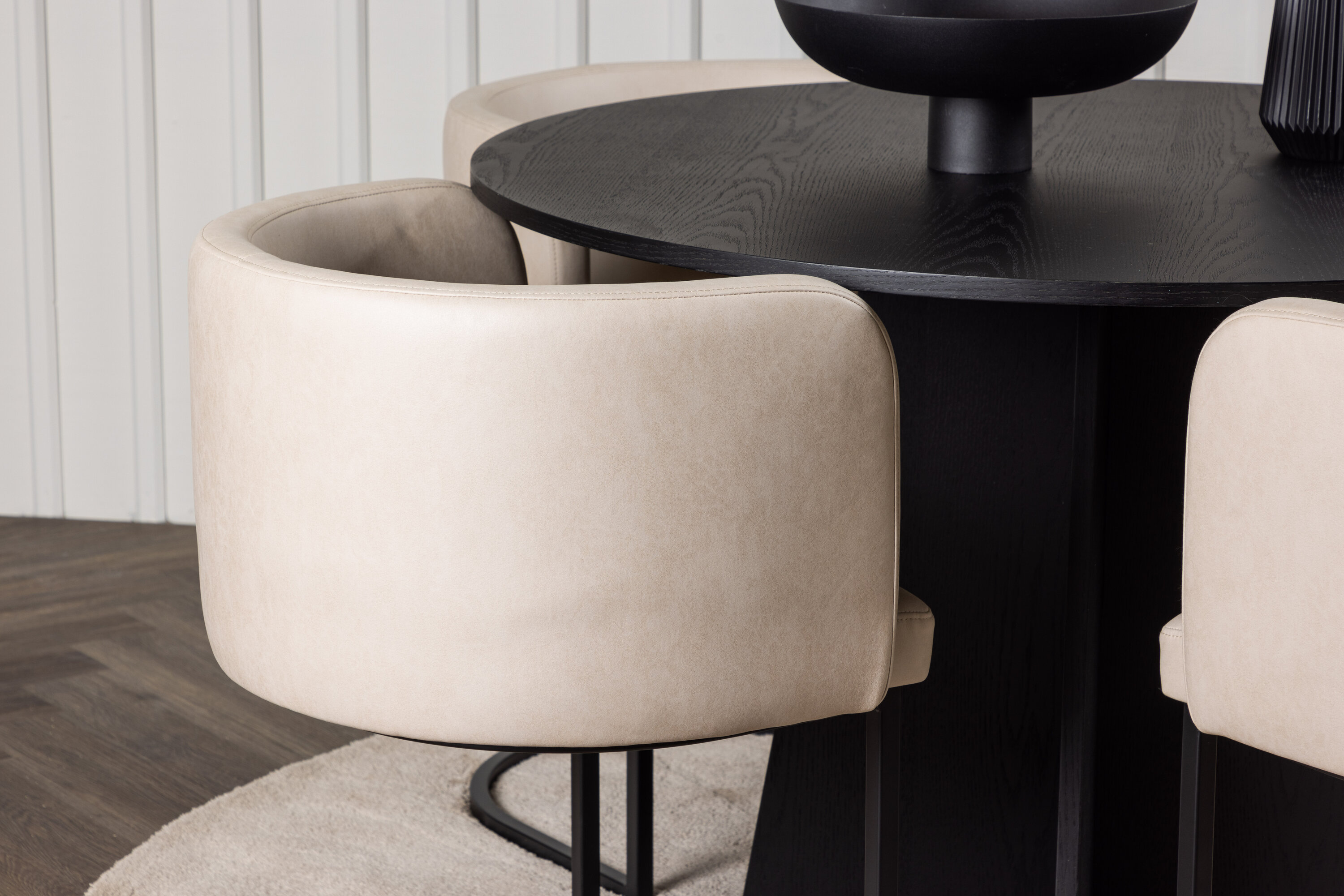 Bootcut, Simrishamn ensemble repas rond noir, beige Table : ⌀110 Chaise : 60 x 75 x 51 cm en situation dans une pièce décorée