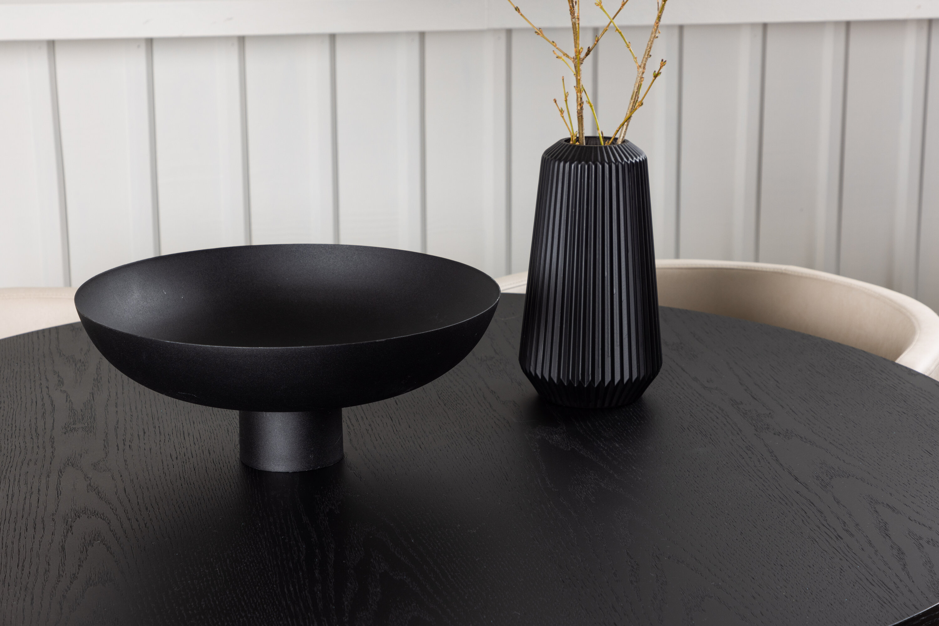 Bootcut, Simrishamn ensemble repas rond noir, beige Table : ⌀110 Chaise : 60 x 75 x 51 cm en situation dans une pièce décorée