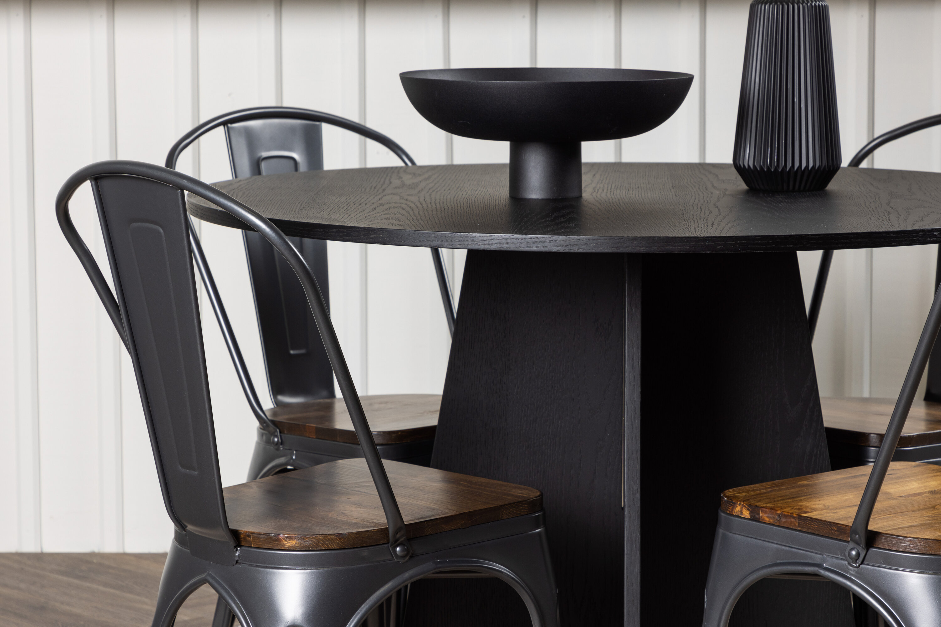 Bootcut, Tempe ensemble repas rond noir, noyer, gris foncé Table : ⌀110 Chaise : 53 x 85 x 45 cm en situation dans une pièce décorée