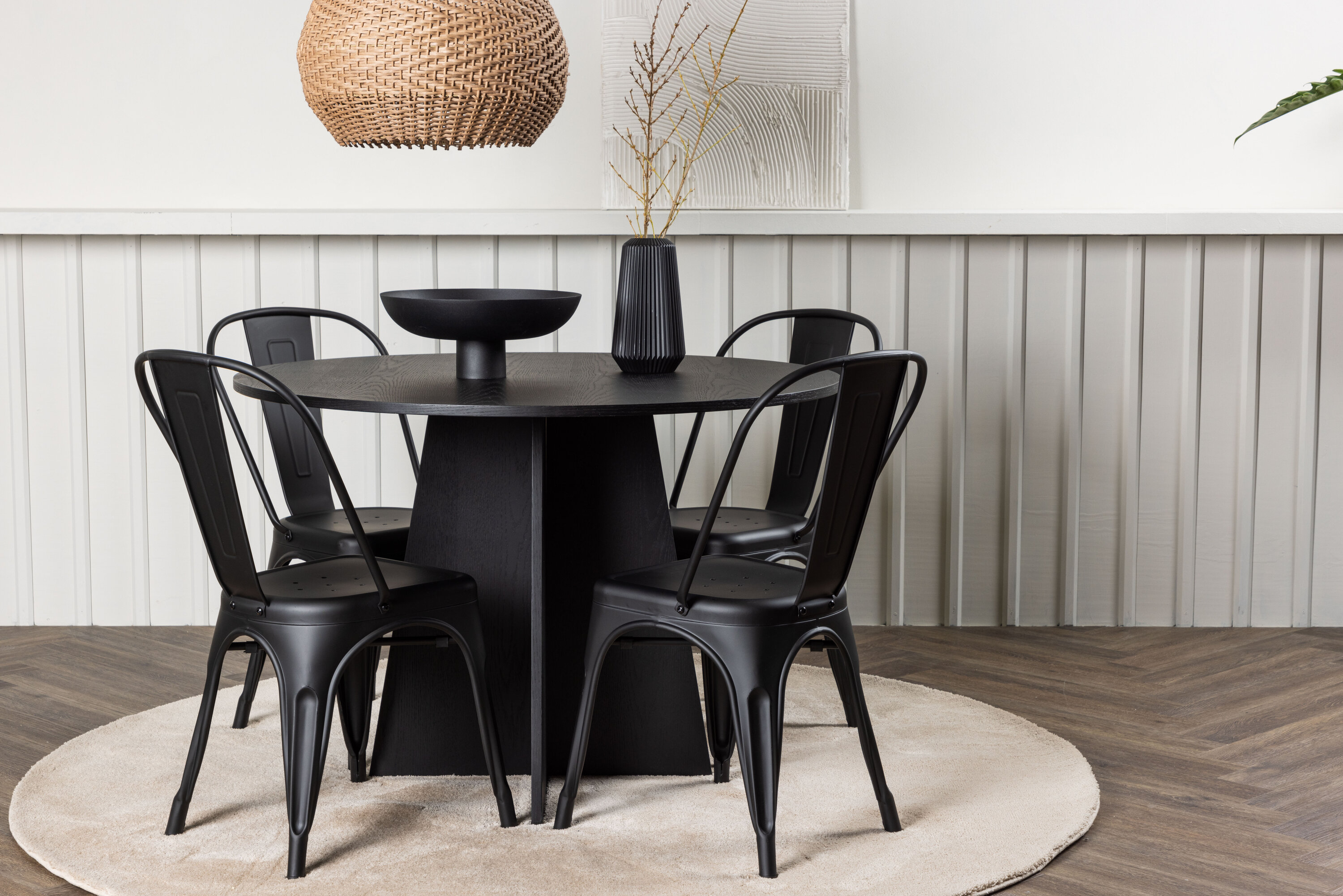 Bootcut, Tempe ensemble repas rond noir Table : ⌀110 Chaise : 53 x 85 x 45 cm en situation dans une pièce décorée