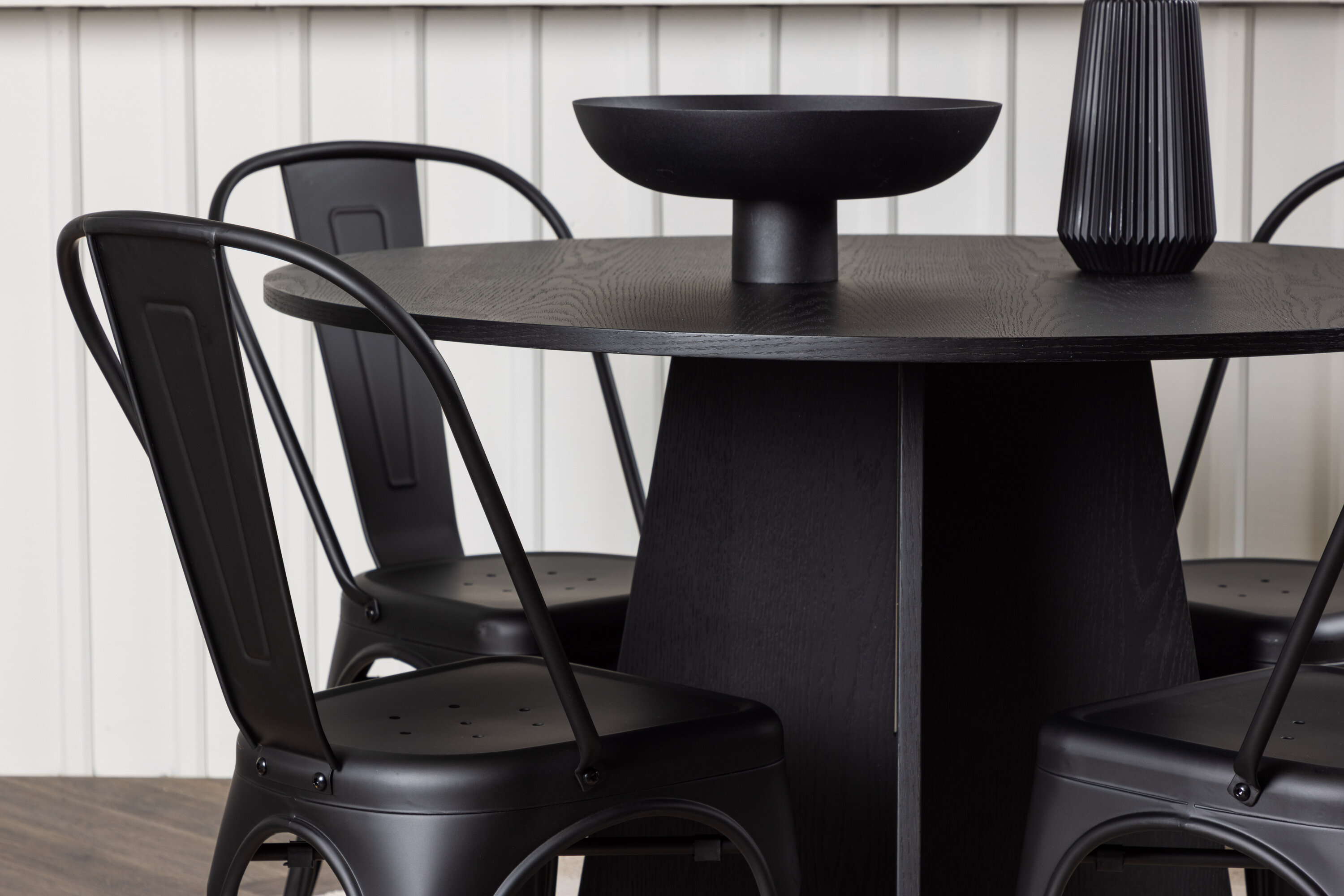 Bootcut, Tempe ensemble repas rond noir Table : ⌀110 Chaise : 53 x 85 x 45 cm en situation dans une pièce décorée