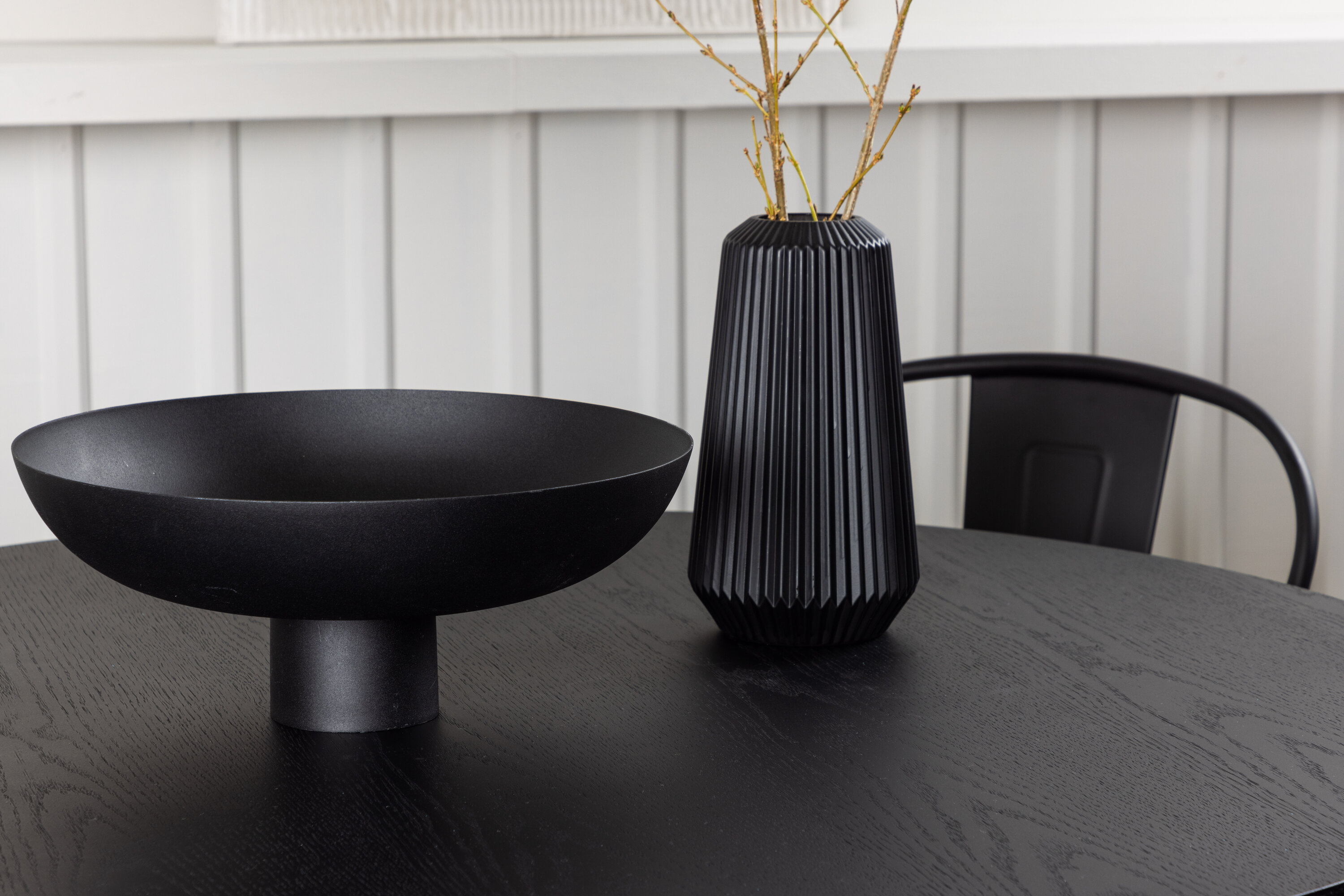 Bootcut, Tempe ensemble repas rond noir Table : ⌀110 Chaise : 53 x 85 x 45 cm en situation dans une pièce décorée