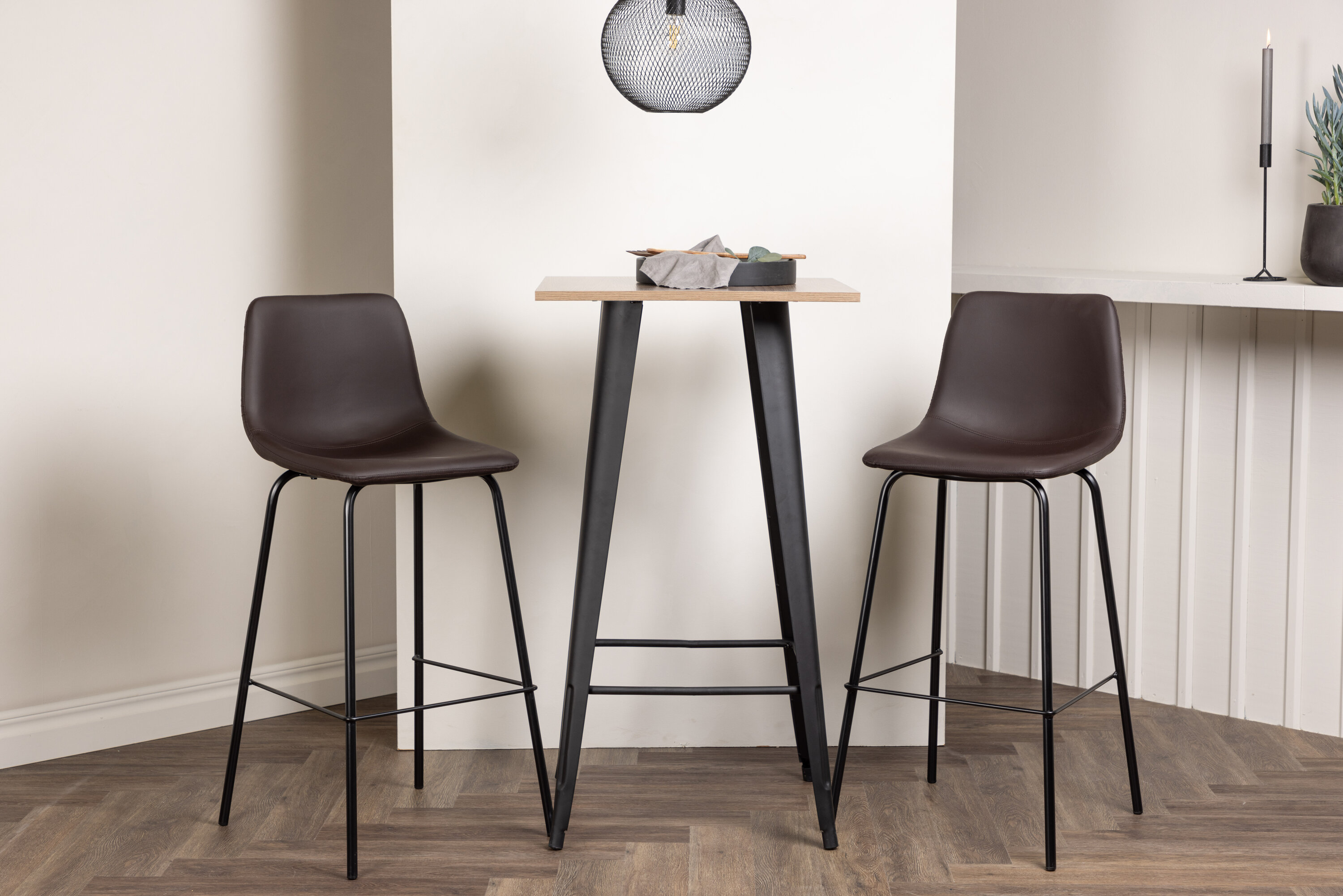 Tempe, Alexi ensemble repas rectangulaire noyer, noir, marron Table : 105 x 60 x 60 Chaise : 48 x 103 x 47 cm en situation dans une pièce décorée