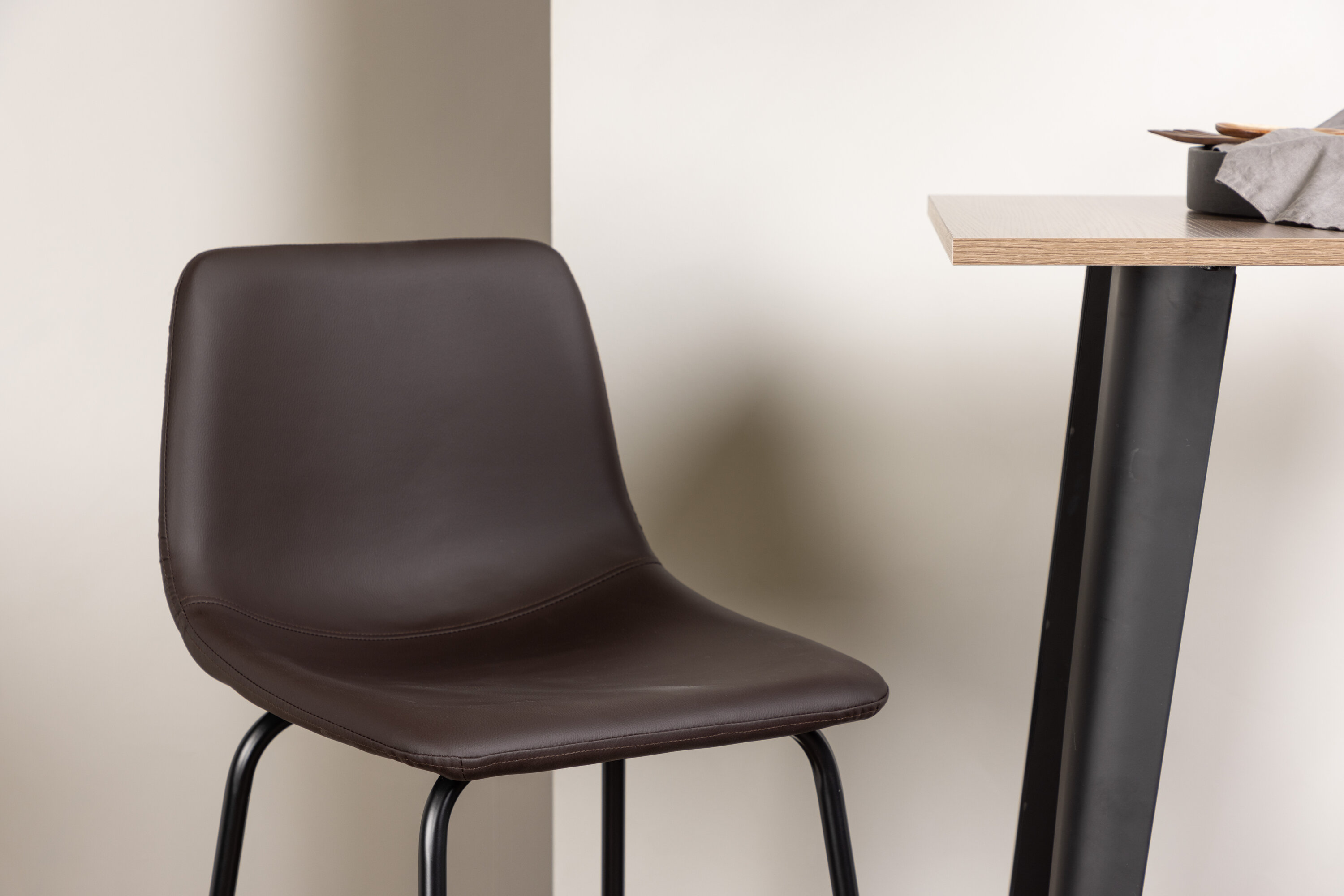 Tempe, Alexi ensemble repas rectangulaire noyer, noir, marron Table : 105 x 60 x 60 Chaise : 48 x 103 x 47 cm en situation dans une pièce décorée