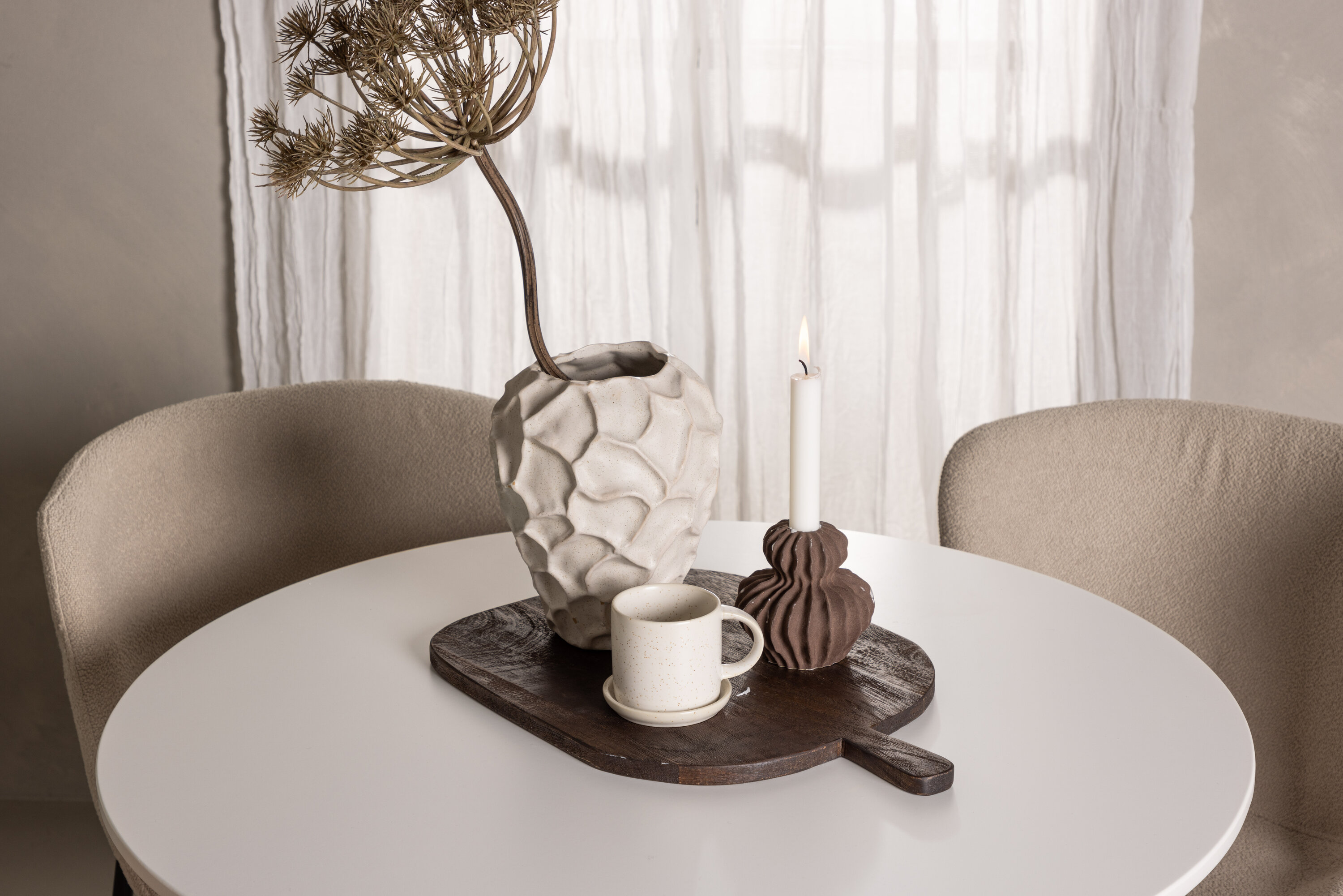 Hamden, Modesto ensemble repas rond blanc, beige, noir en situation dans une pièce décorée
