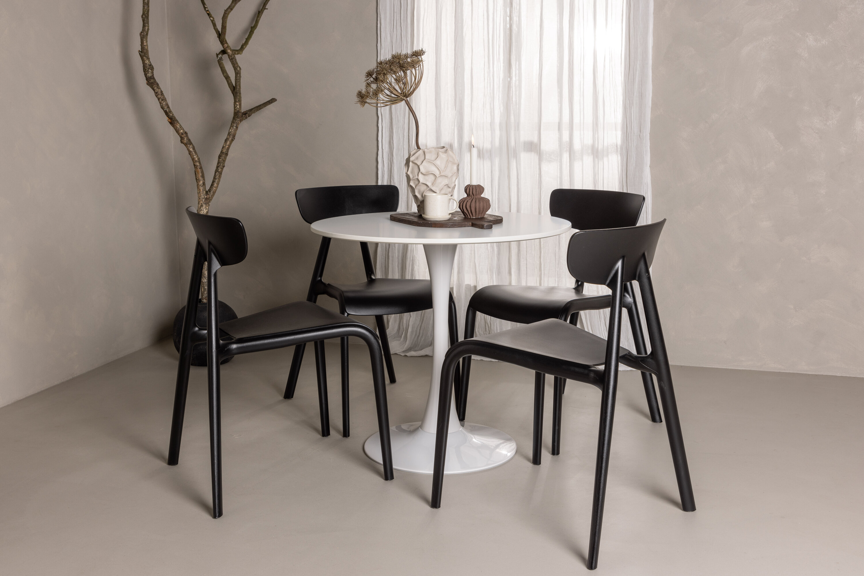 Hamden, Ursholmen ensemble repas rond blanc, noir en situation dans une pièce décorée