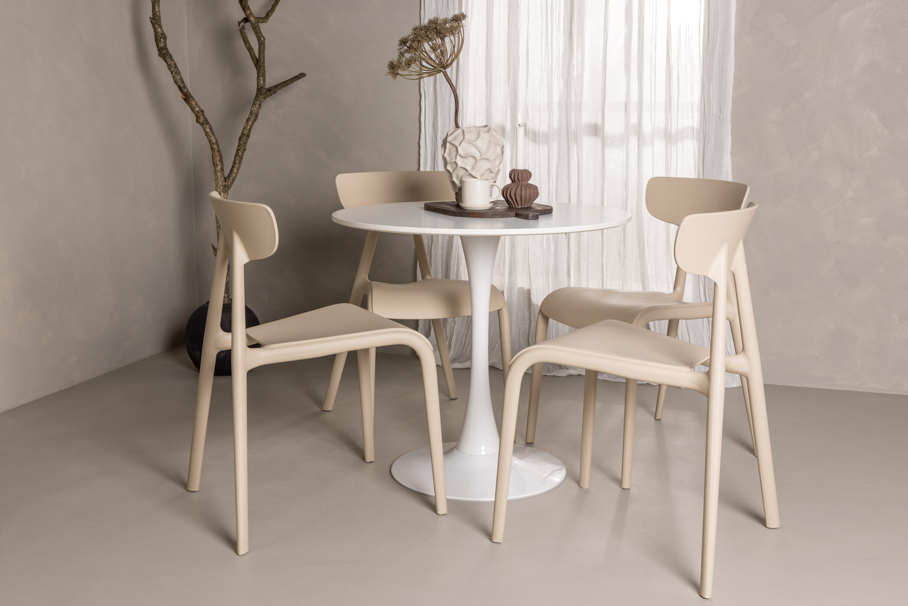 Hamden, Ursholmen ensemble repas rond blanc, beige en situation dans une pièce décorée