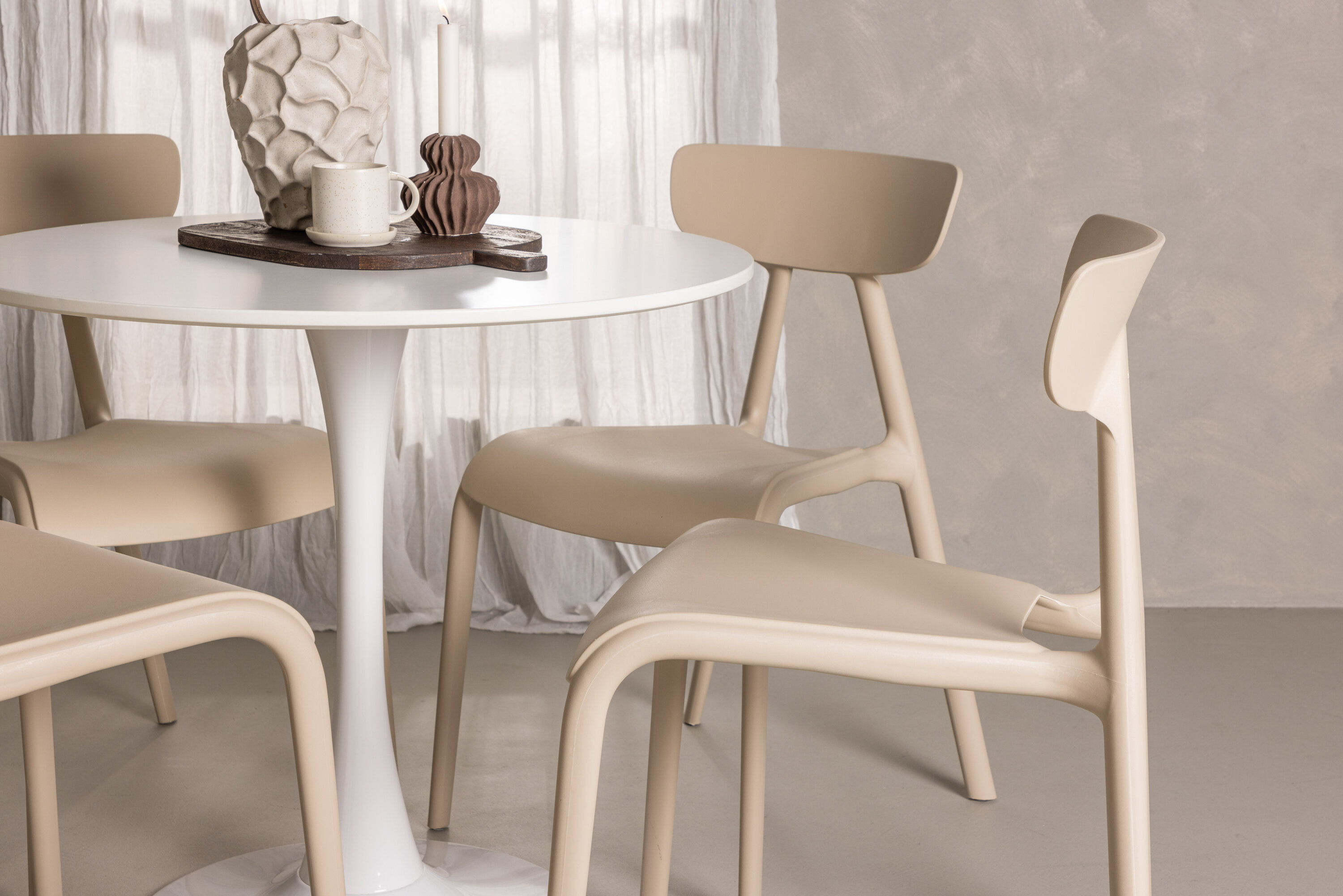 Hamden, Ursholmen ensemble repas rond blanc, beige en situation dans une pièce décorée