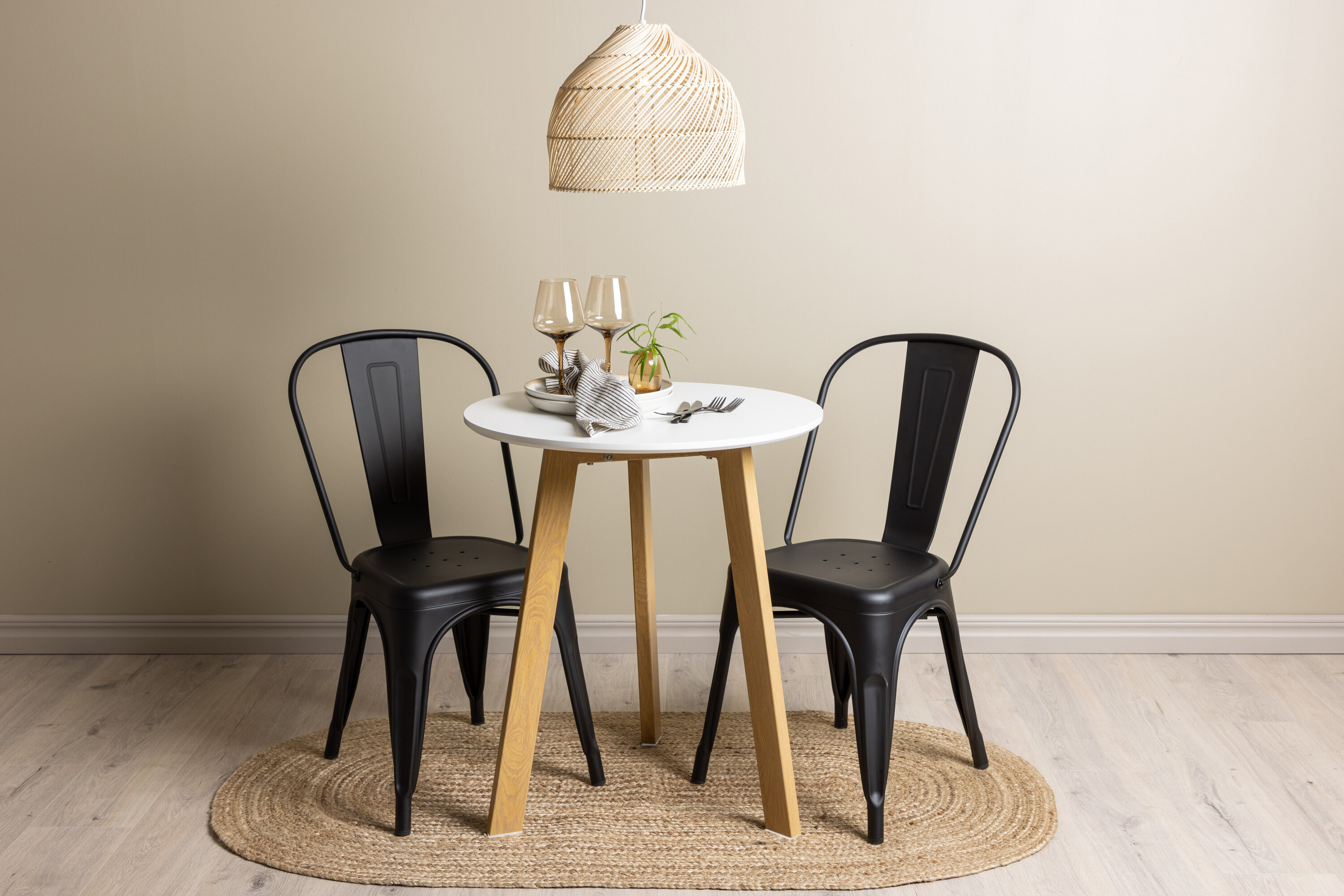 Leonora, Tempe ensemble repas rond naturel, noir, blanc 75 x 65 cm en situation dans une pièce décorée