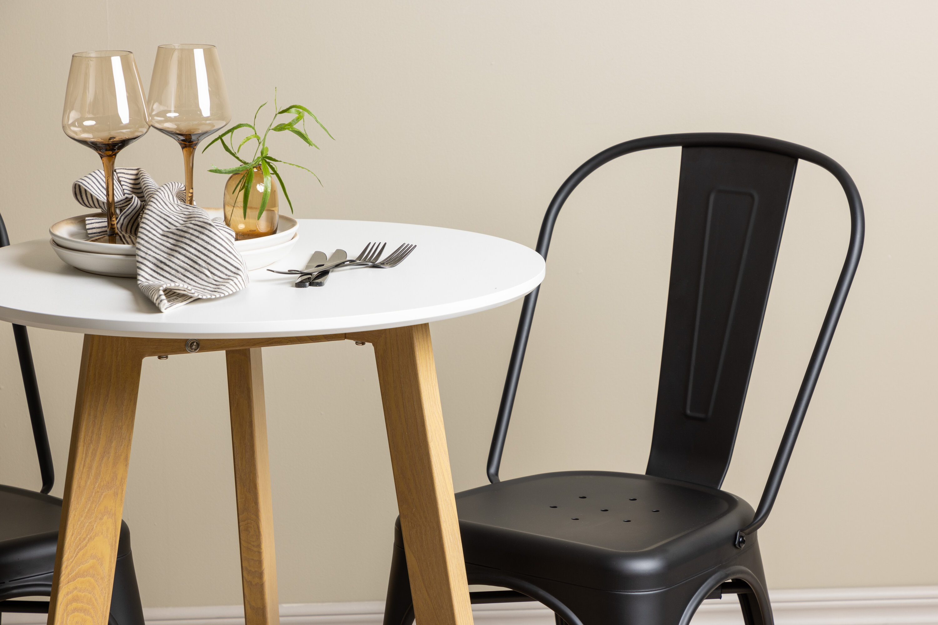 Leonora, Tempe ensemble repas rond naturel, noir, blanc 75 x 65 cm en situation dans une pièce décorée