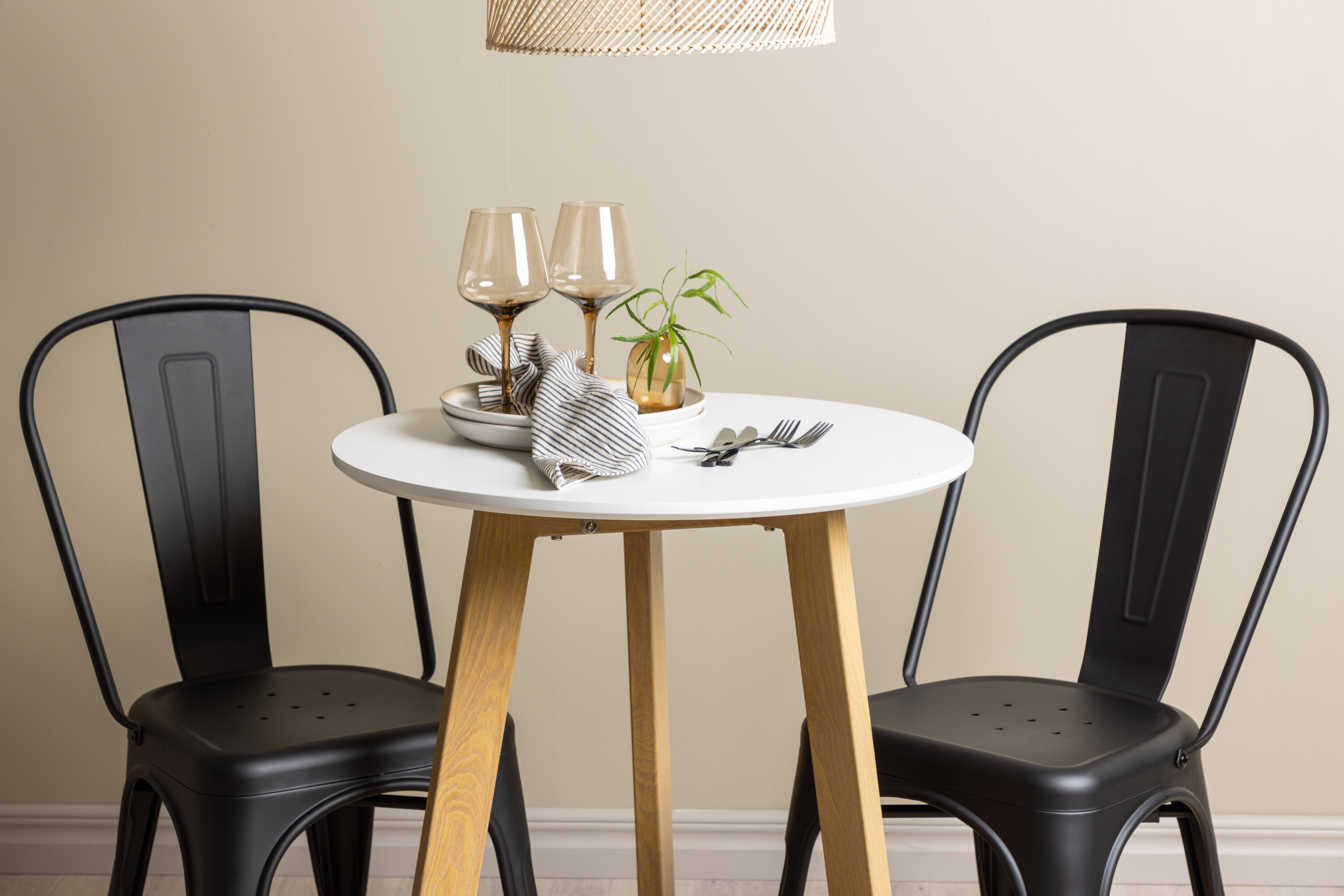 Leonora, Tempe ensemble repas rond naturel, noir, blanc 75 x 65 cm en situation dans une pièce décorée