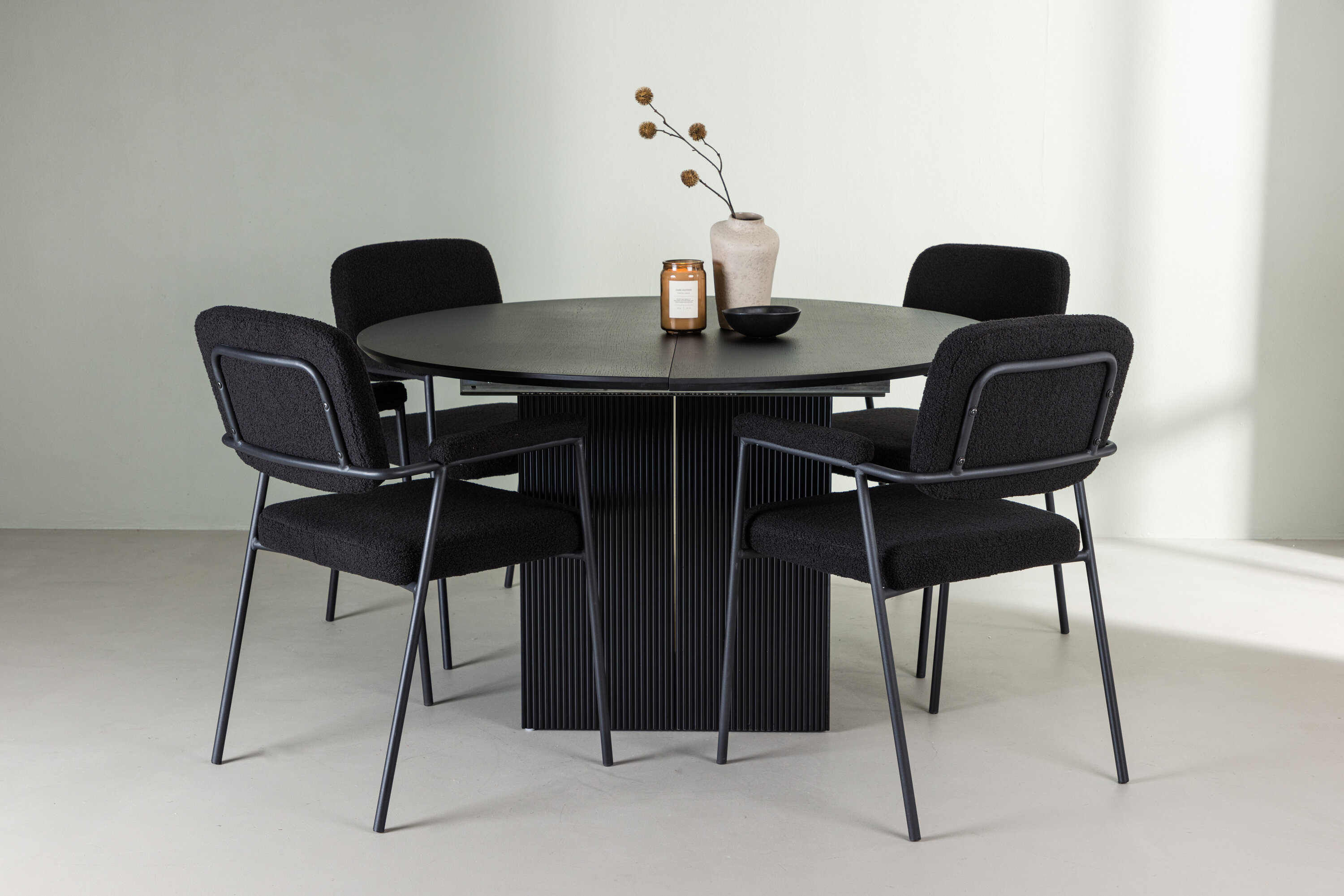 Yesterday ensemble repas rond noir Table : ⌀130 Chaise : 60,5 x 90 x 58 cm en situation dans une pièce décorée