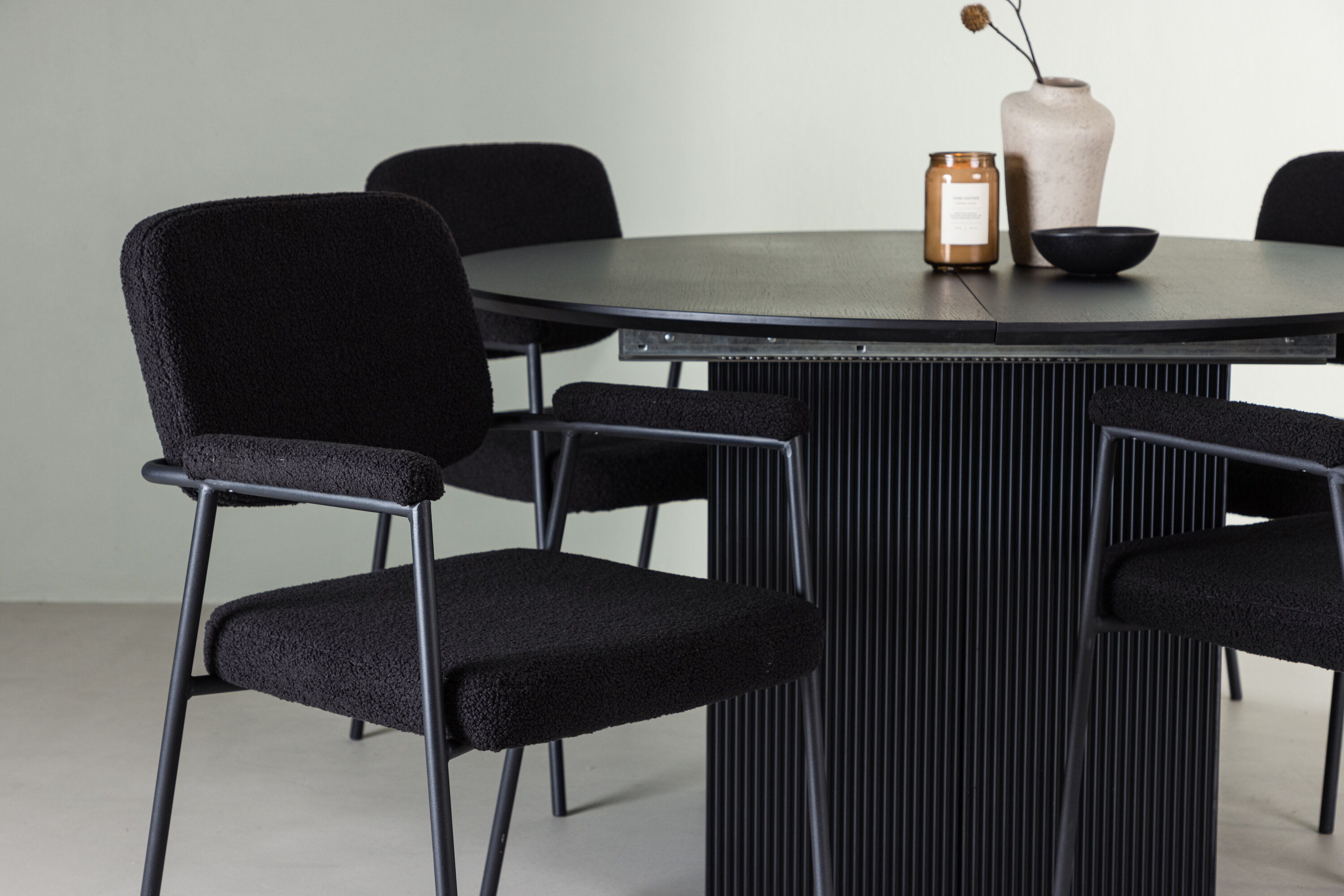 Yesterday ensemble repas rond noir Table : ⌀130 Chaise : 60,5 x 90 x 58 cm en situation dans une pièce décorée