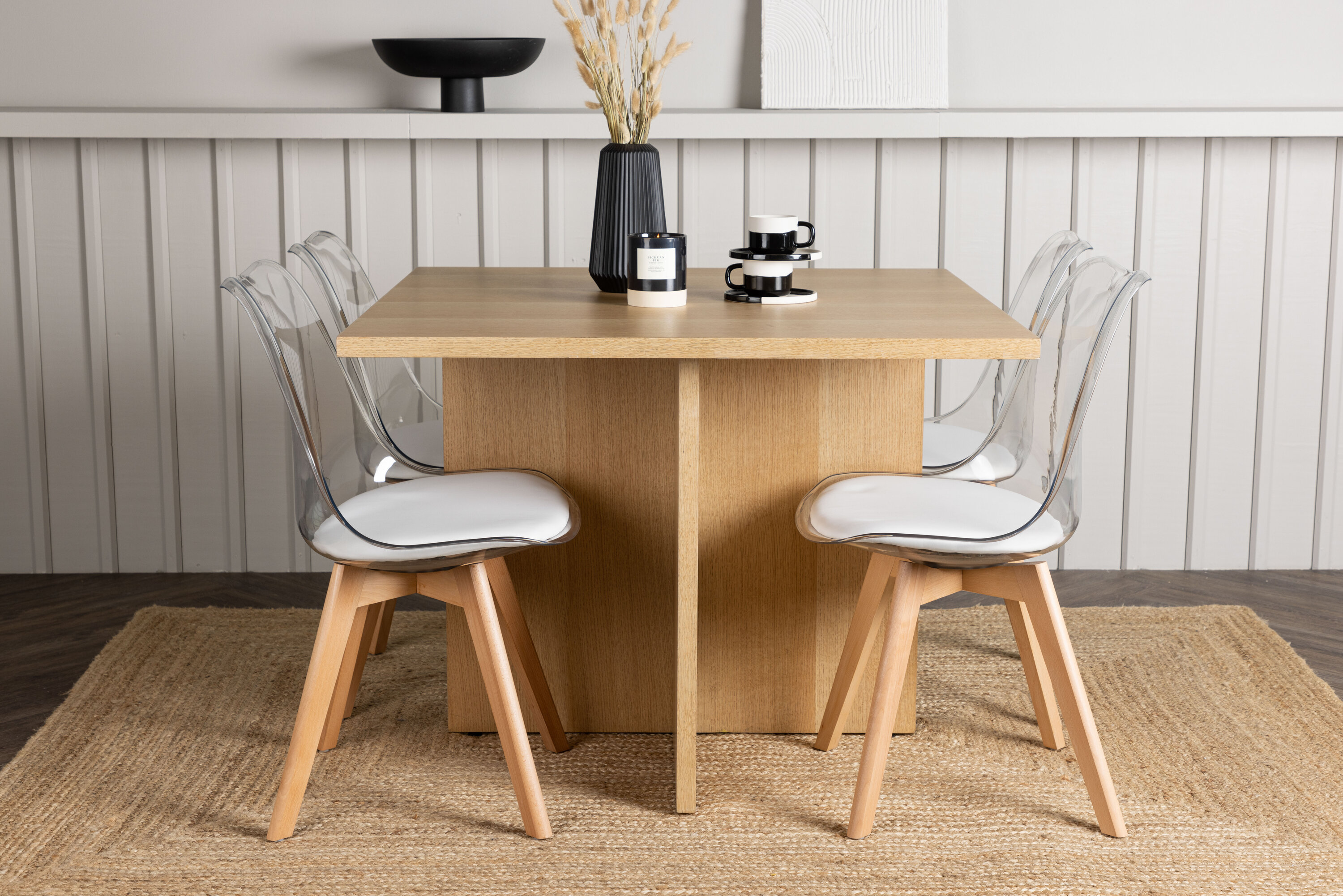 Leo, Edvin ensemble repas rectangulaire naturel, transparent, blanc Table : 75 x 100 x 100 Chaise : 50 x 85 x 49 cm en situation dans une pièce décorée