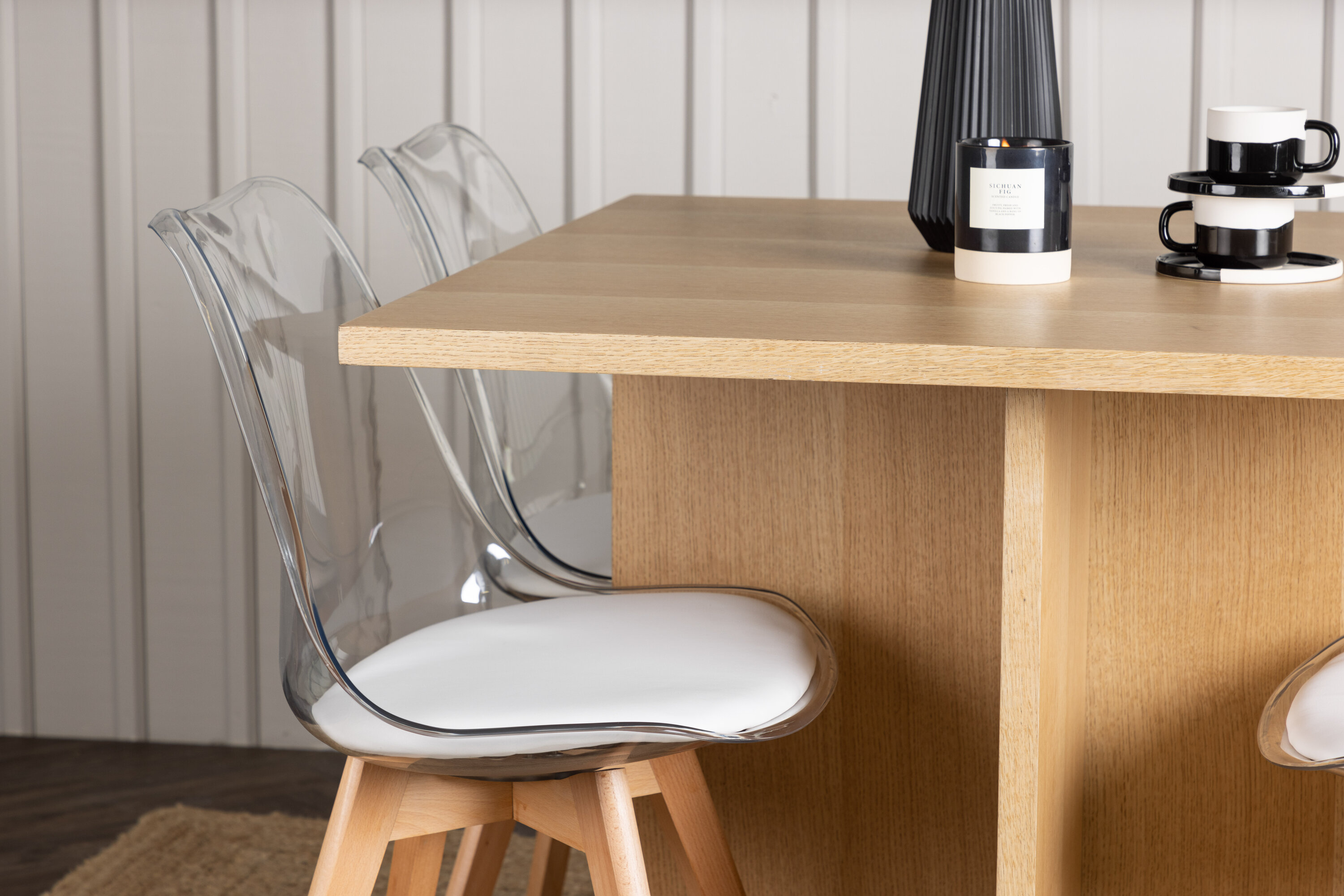 Leo, Edvin ensemble repas rectangulaire naturel, transparent, blanc Table : 75 x 100 x 100 Chaise : 50 x 85 x 49 cm en situation dans une pièce décorée