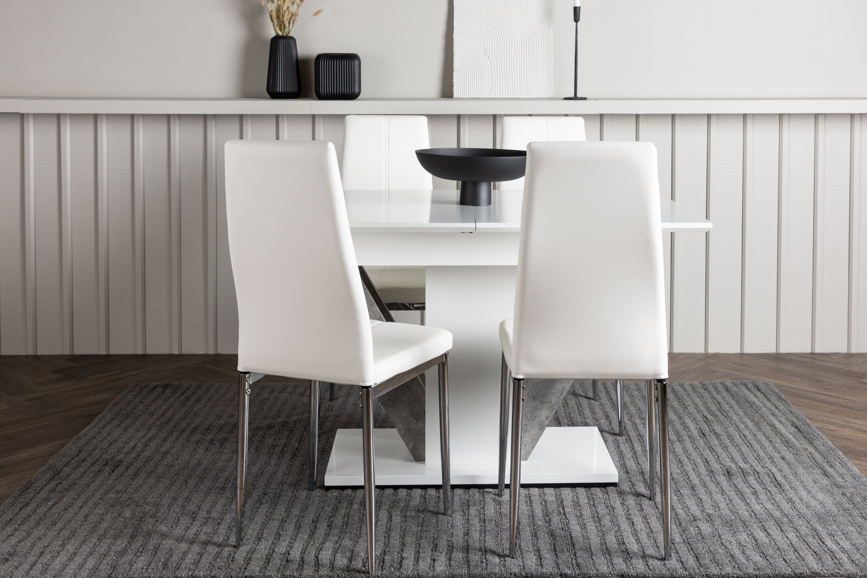 Disa, Pastill ensemble repas rectangulaire blanc, argenté, gris Table : 76 x 120 x 80 Chaise : 45 x 99 x 42 cm en situation dans une pièce décorée