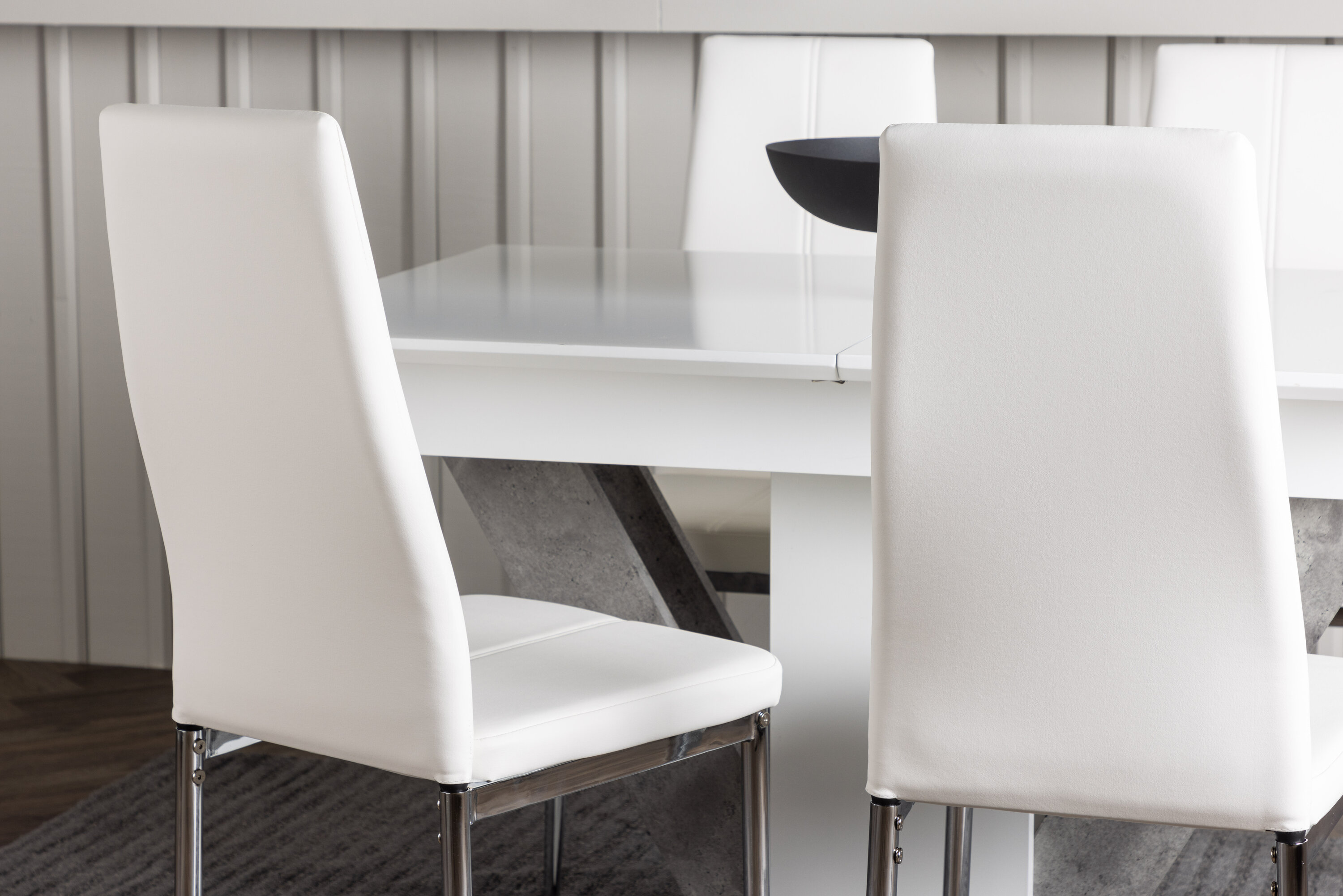 Disa, Pastill ensemble repas rectangulaire blanc, argenté, gris Table : 76 x 120 x 80 Chaise : 45 x 99 x 42 cm en situation dans une pièce décorée