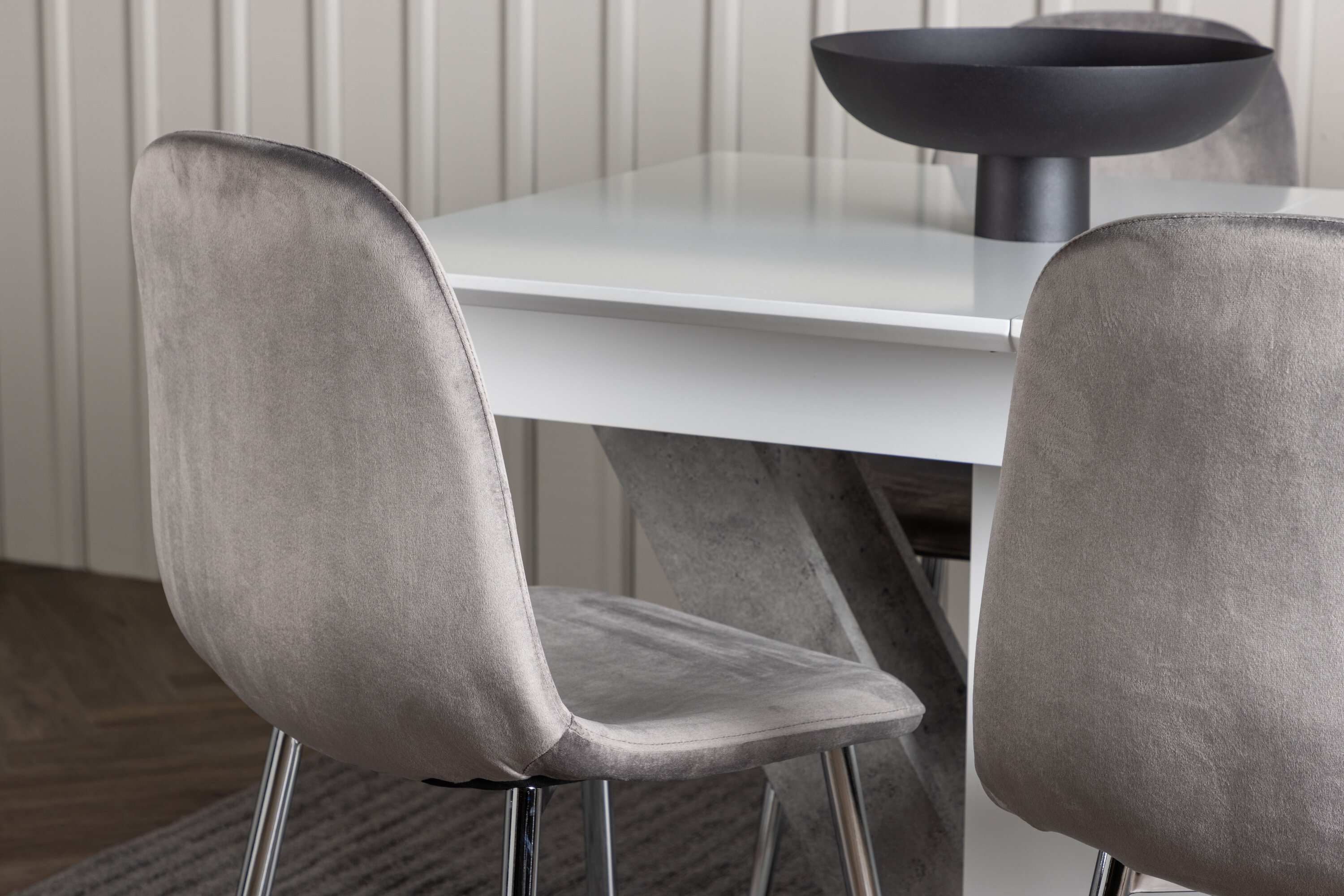 Disa, Eva ensemble repas rectangulaire blanc, argenté, gris, gris clair Table : 76 x 120 x 80 Chaise : 42 x 89 x 44,5 cm en situation dans une pièce décorée