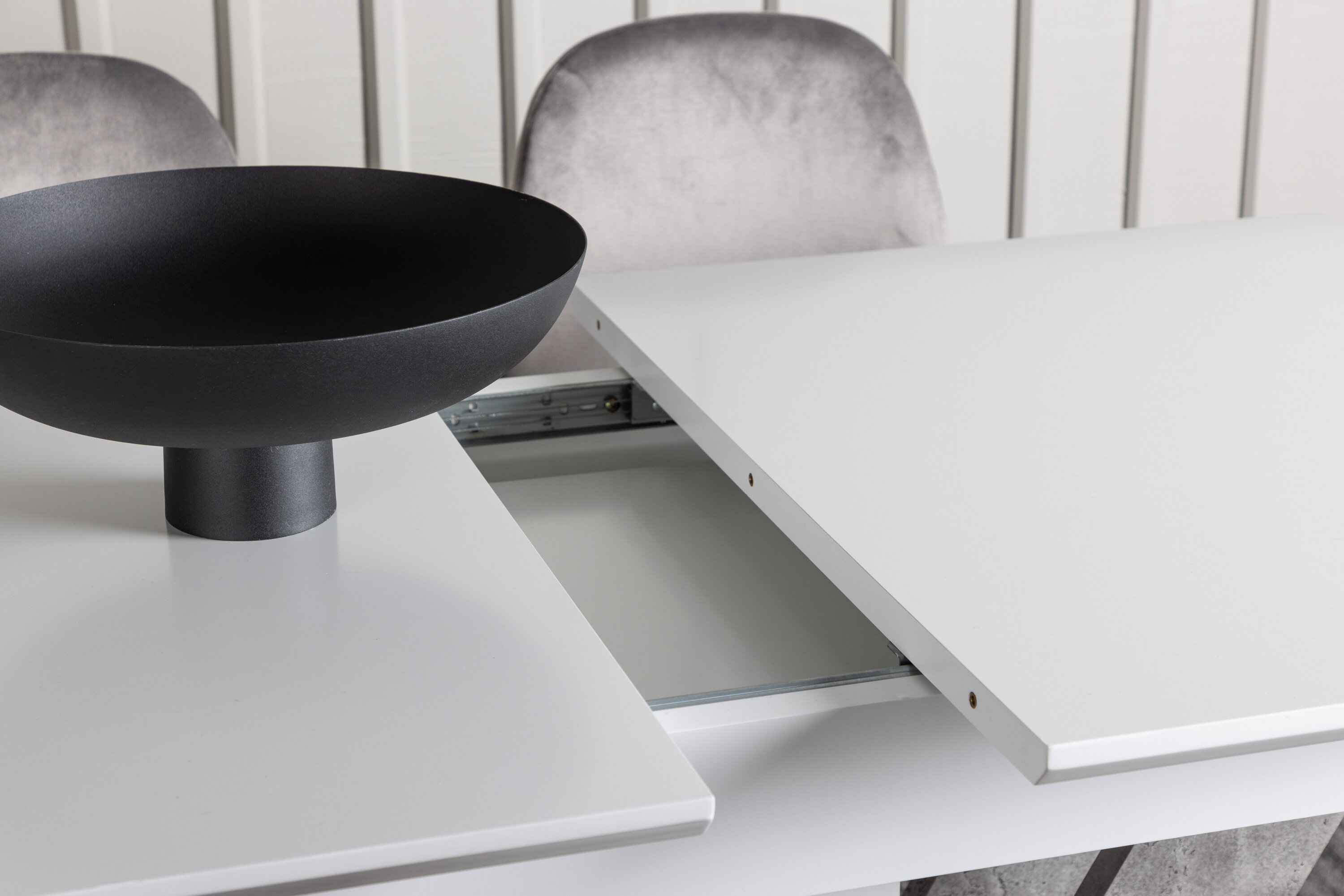 Disa, Eva ensemble repas rectangulaire blanc, argenté, gris, gris clair Table : 76 x 120 x 80 Chaise : 42 x 89 x 44,5 cm en situation dans une pièce décorée