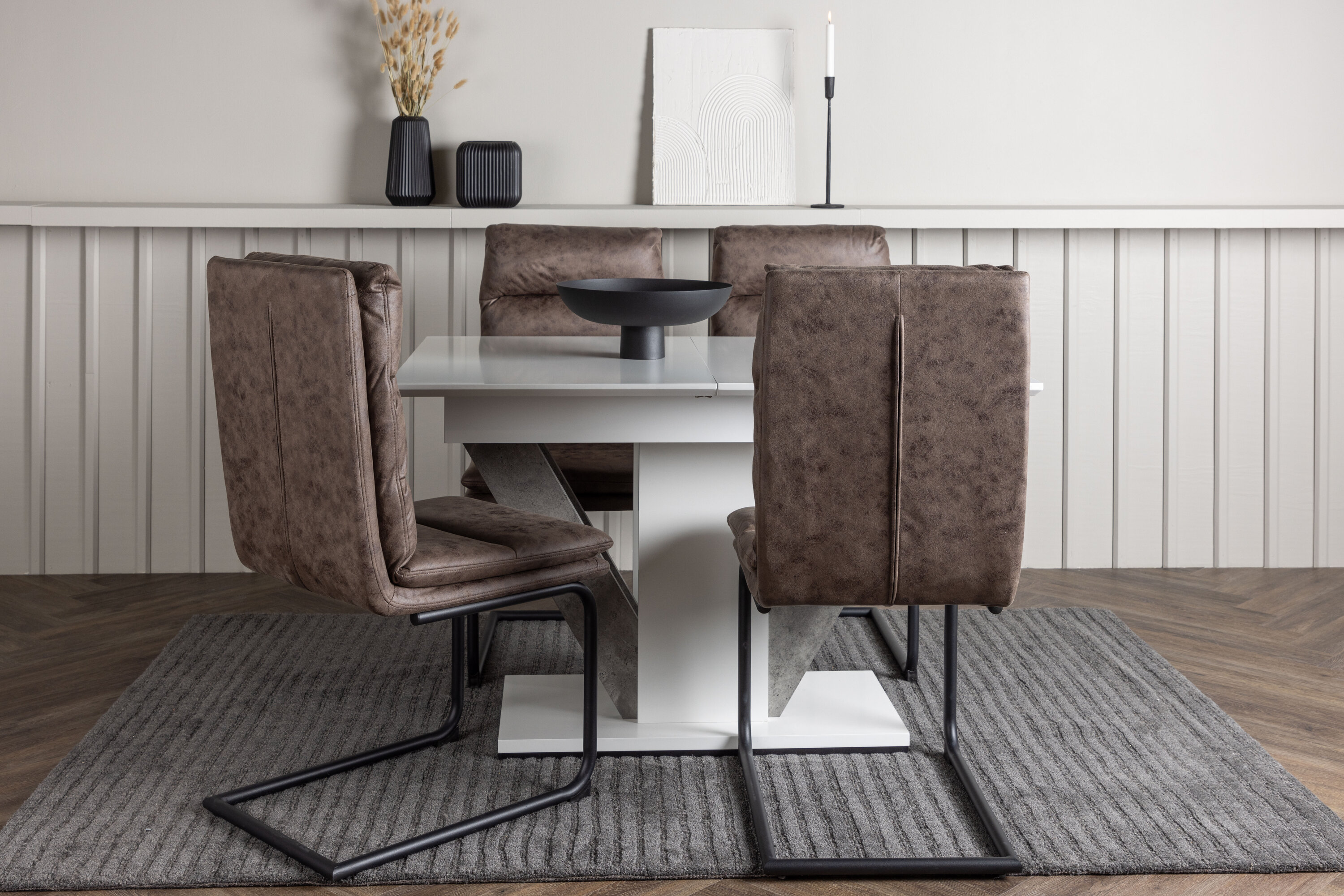 Disa, Zizo ensemble repas rectangulaire blanc, noir, marron, gris Table : 76 x 120 x 80 Chaise : 60 x 100 x 45 cm en situation dans une pièce décorée