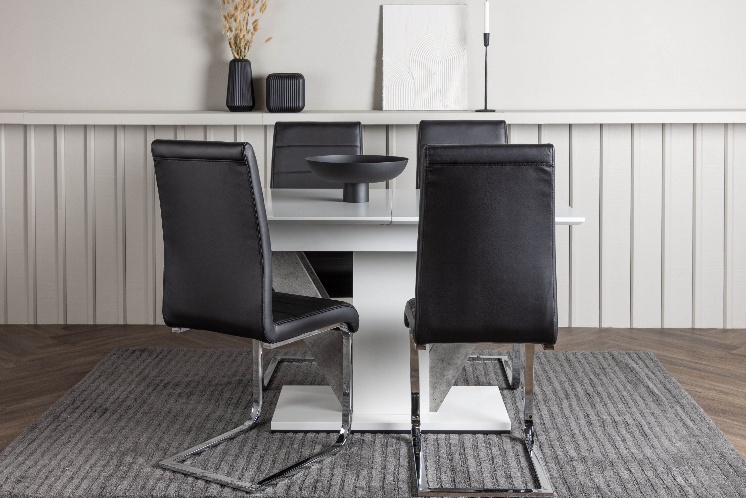 Disa, Tempo ensemble repas rectangulaire blanc, noir, gris Table : 76 x 120 x 80 Chaise : 48 x 102 x 44 cm en situation dans une pièce décorée