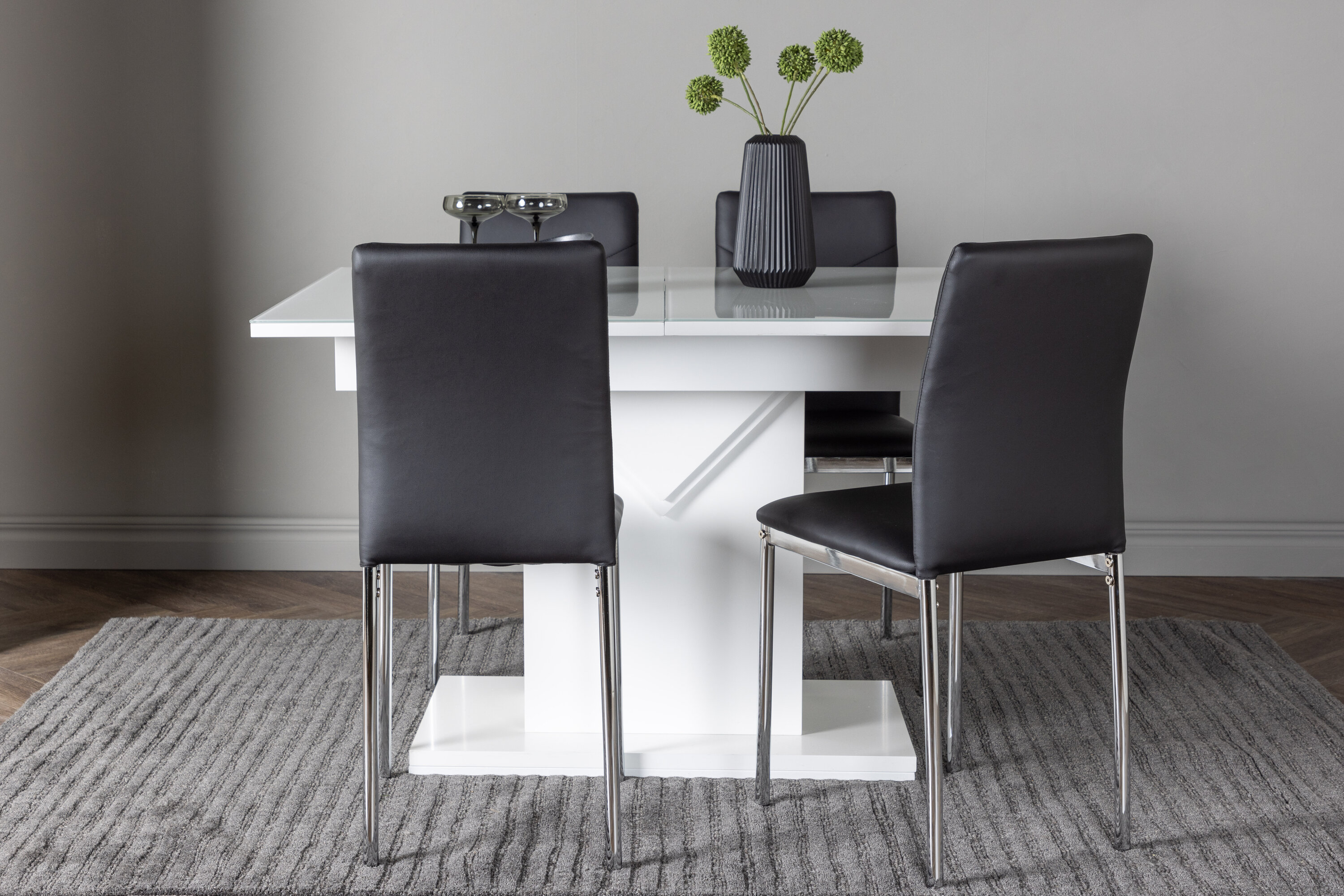 Pluto, Lily ensemble repas rectangulaire transparent, blanc, noir, argenté Table : 76 x 120 x 90 Chaise : 43 x 88,5 x 40 cm en situation dans une pièce décorée