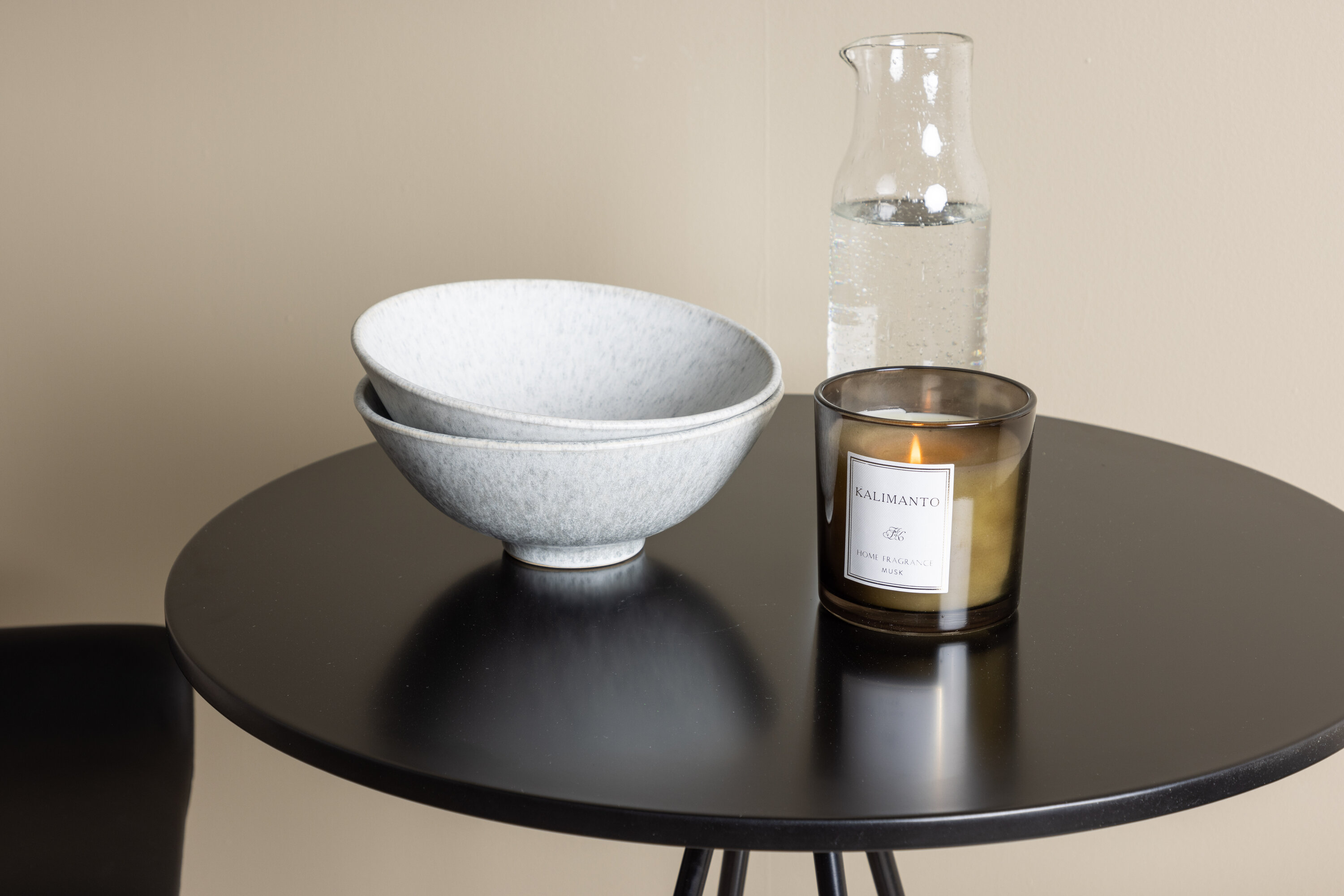 Bistro, Jonna ensemble repas rond noir, argenté Table : ⌀60 Chaise : 38 x 84 x 38 cm en situation dans une pièce décorée