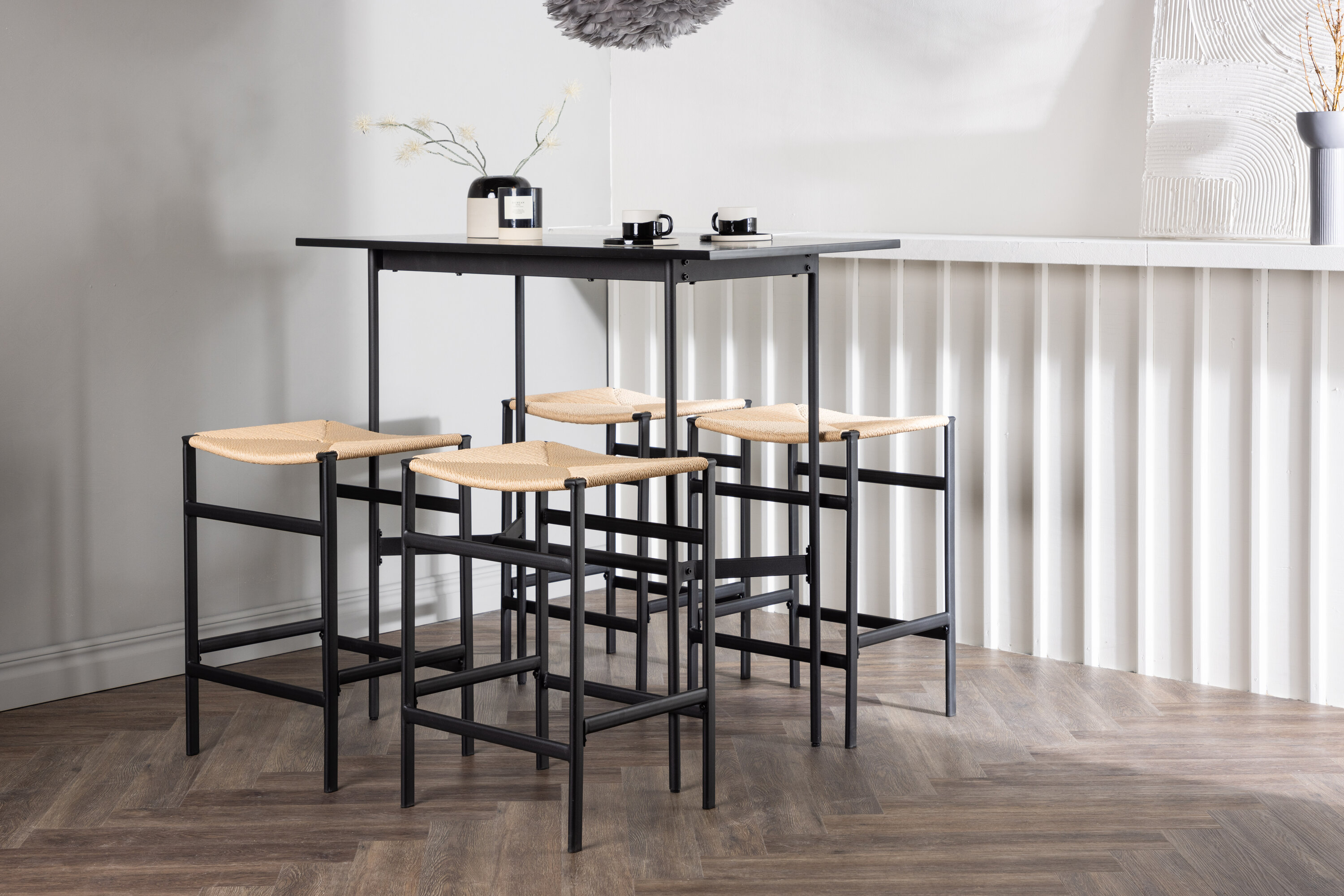 Rax, Polly ensemble repas rectangulaire noir, naturel Table : 105 x 120 x 60 Chaise : 40 x 66 x 45 cm en situation dans une pièce décorée