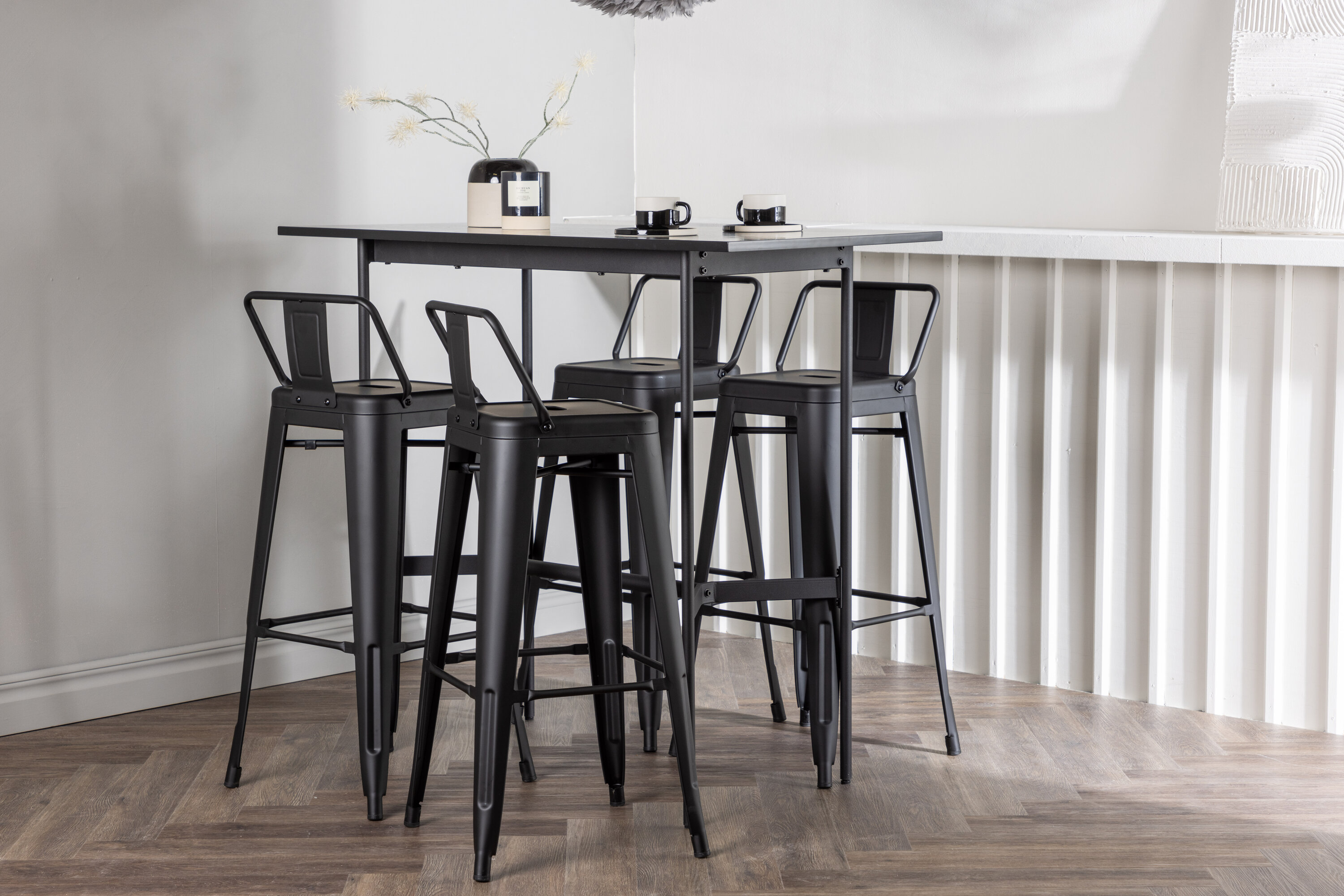 Rax, Tempe ensemble repas rectangulaire noir Table : 105 x 120 x 60 Chaise : 43 x 94 x 43 cm en situation dans une pièce décorée