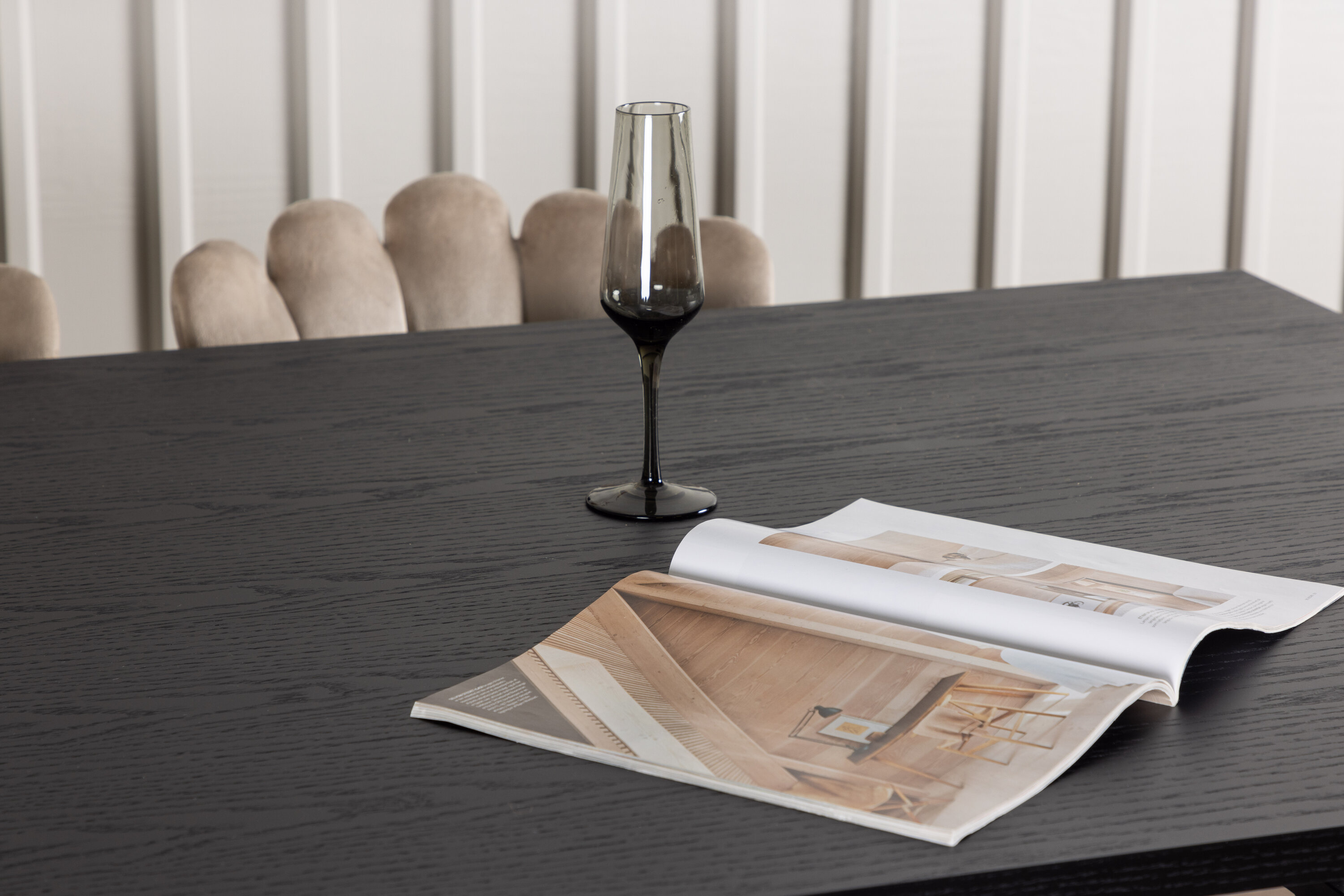 Ystad, Limhamn ensemble repas rectangulaire noir, beige Table : 75 x 220 x 100 Chaise : 42 x 82 x 44 cm en situation dans une pièce décorée