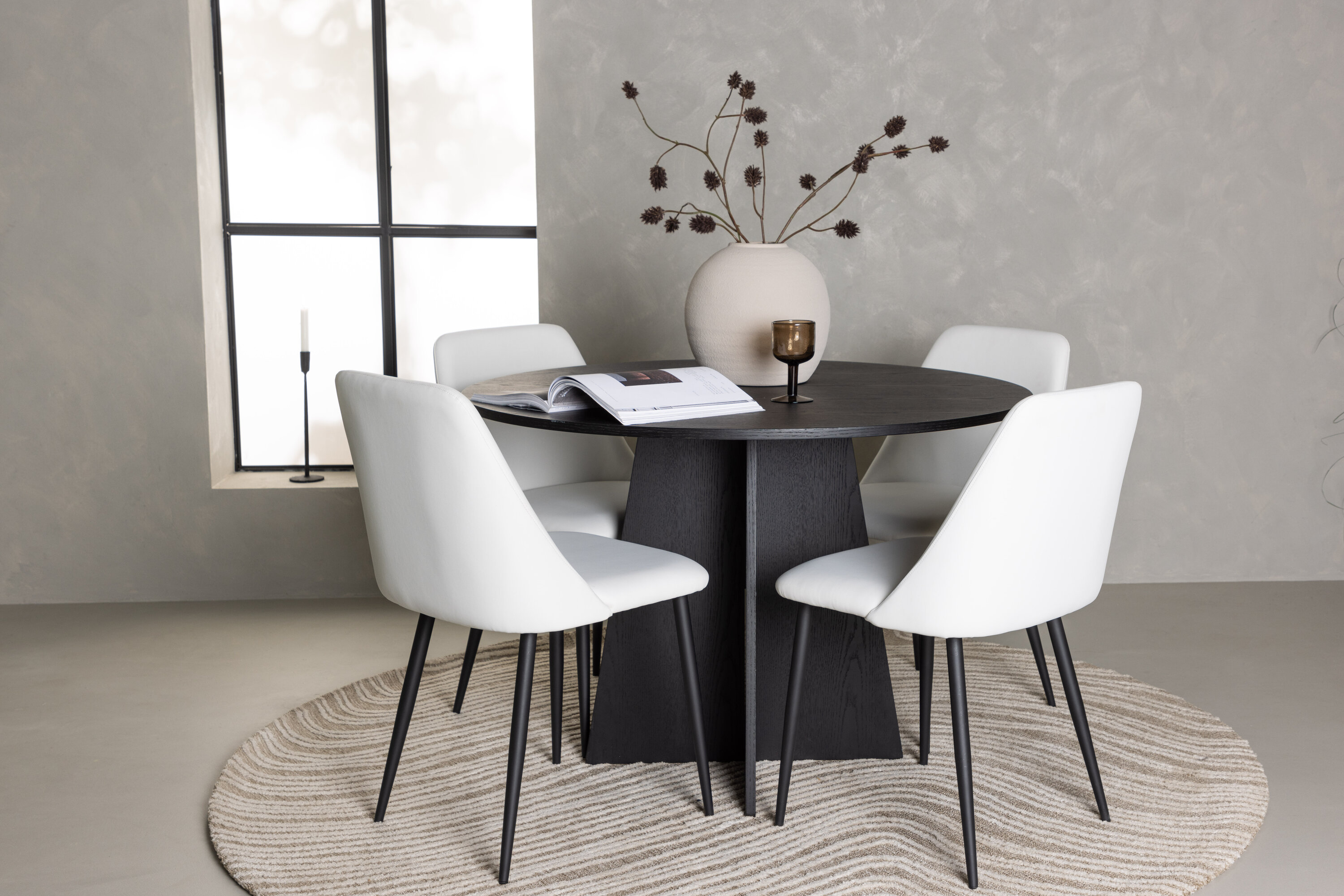 Bootcut, Night ensemble repas rond noir, blanc Table : ⌀110 Chaise : 56 x 87 x 49 cm en situation dans une pièce décorée