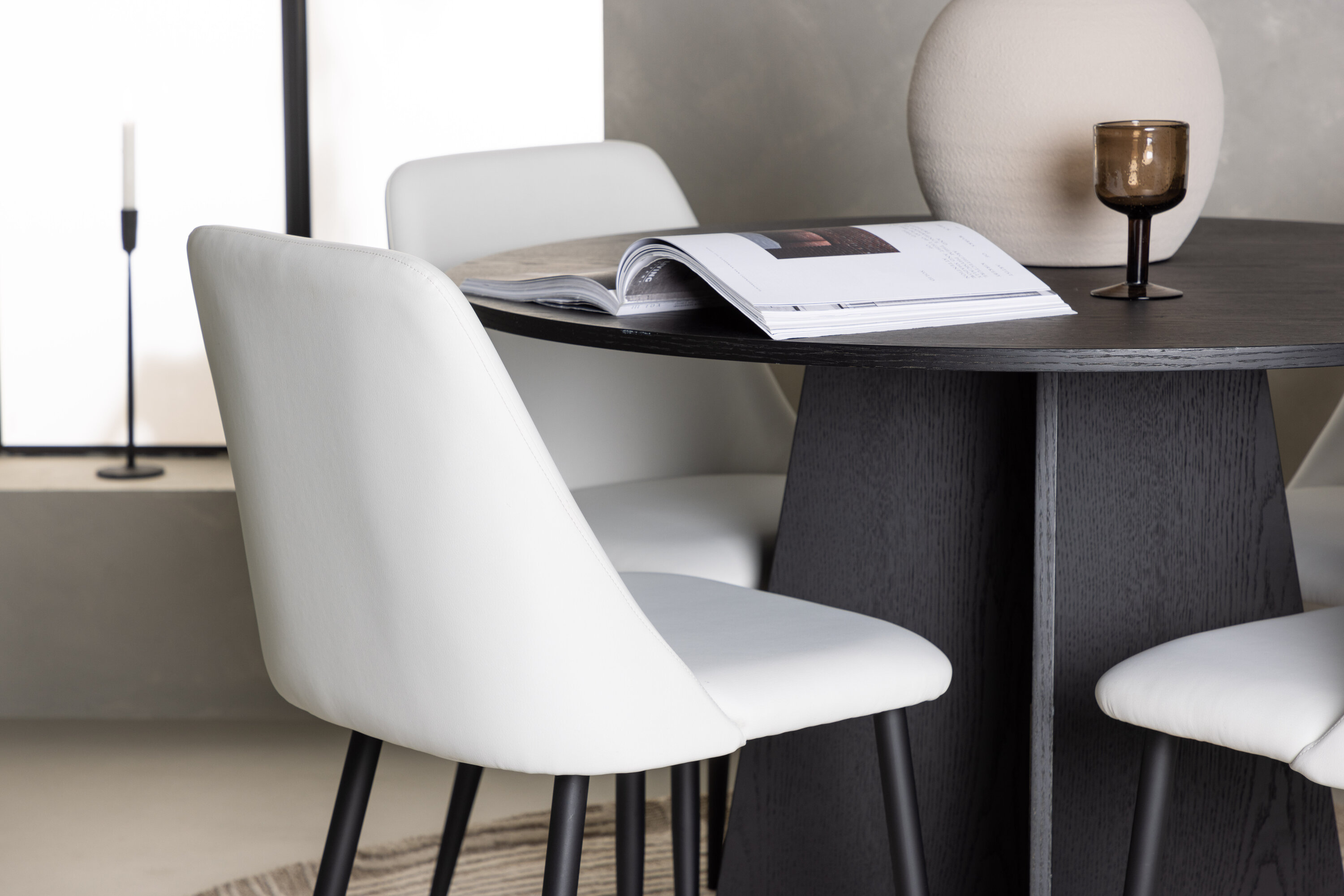 Bootcut, Night ensemble repas rond noir, blanc Table : ⌀110 Chaise : 56 x 87 x 49 cm en situation dans une pièce décorée