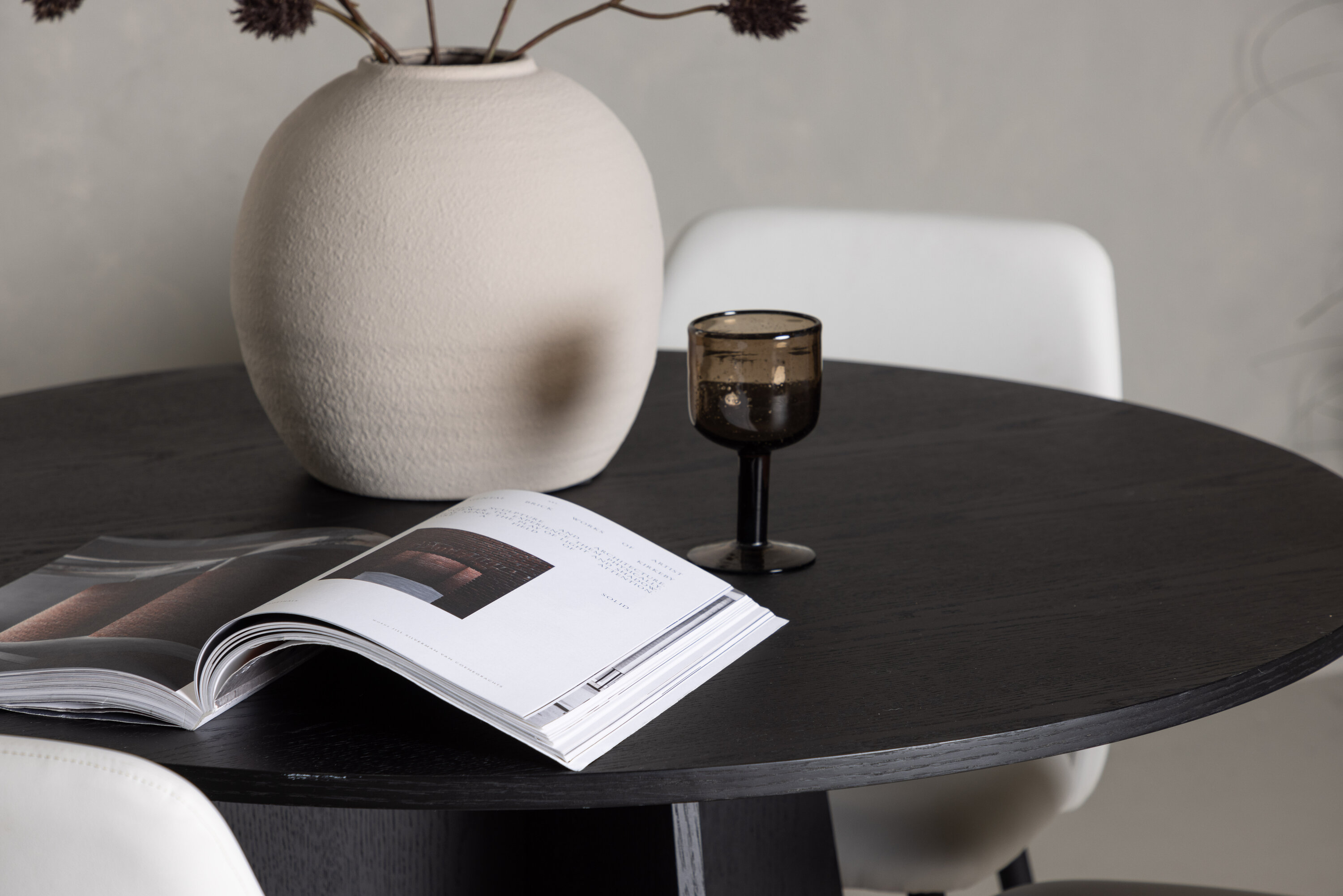 Bootcut, Night ensemble repas rond noir, blanc Table : ⌀110 Chaise : 56 x 87 x 49 cm en situation dans une pièce décorée