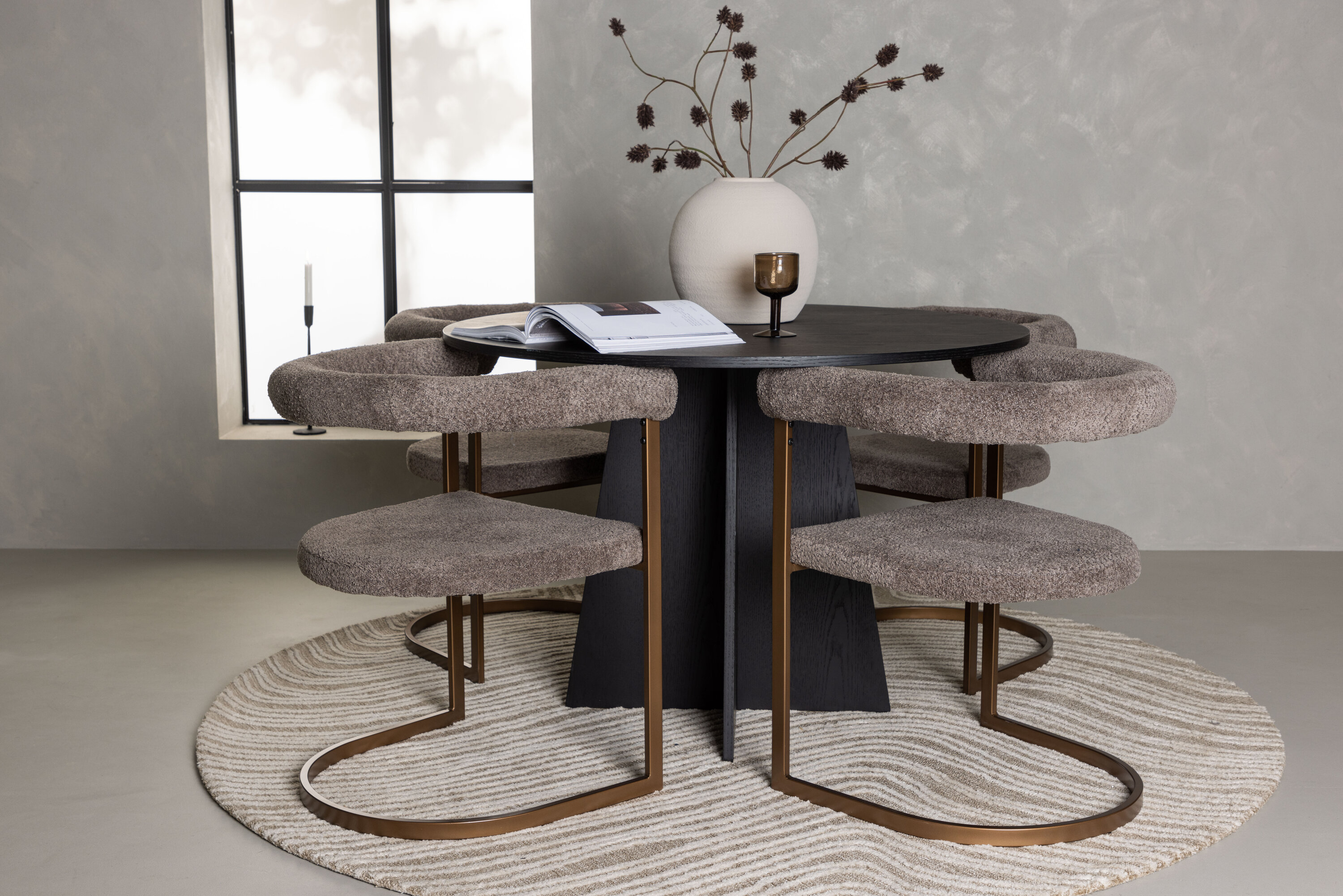 Bootcut, Morning ensemble repas rond noir, gris, marron Table : ⌀110 Chaise : 54 x 75 x 65 cm en situation dans une pièce décorée