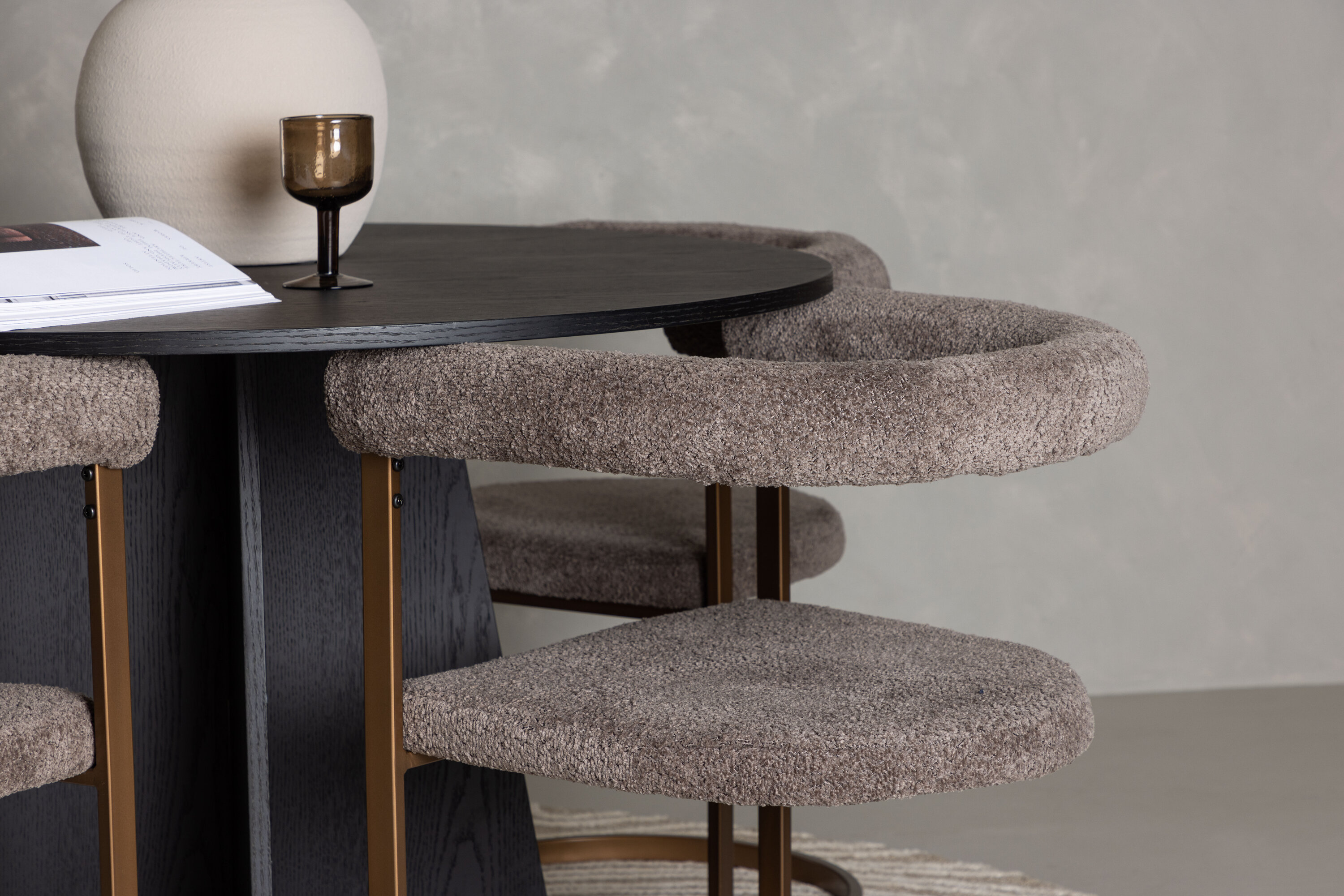 Bootcut, Morning ensemble repas rond noir, gris, marron Table : ⌀110 Chaise : 54 x 75 x 65 cm en situation dans une pièce décorée