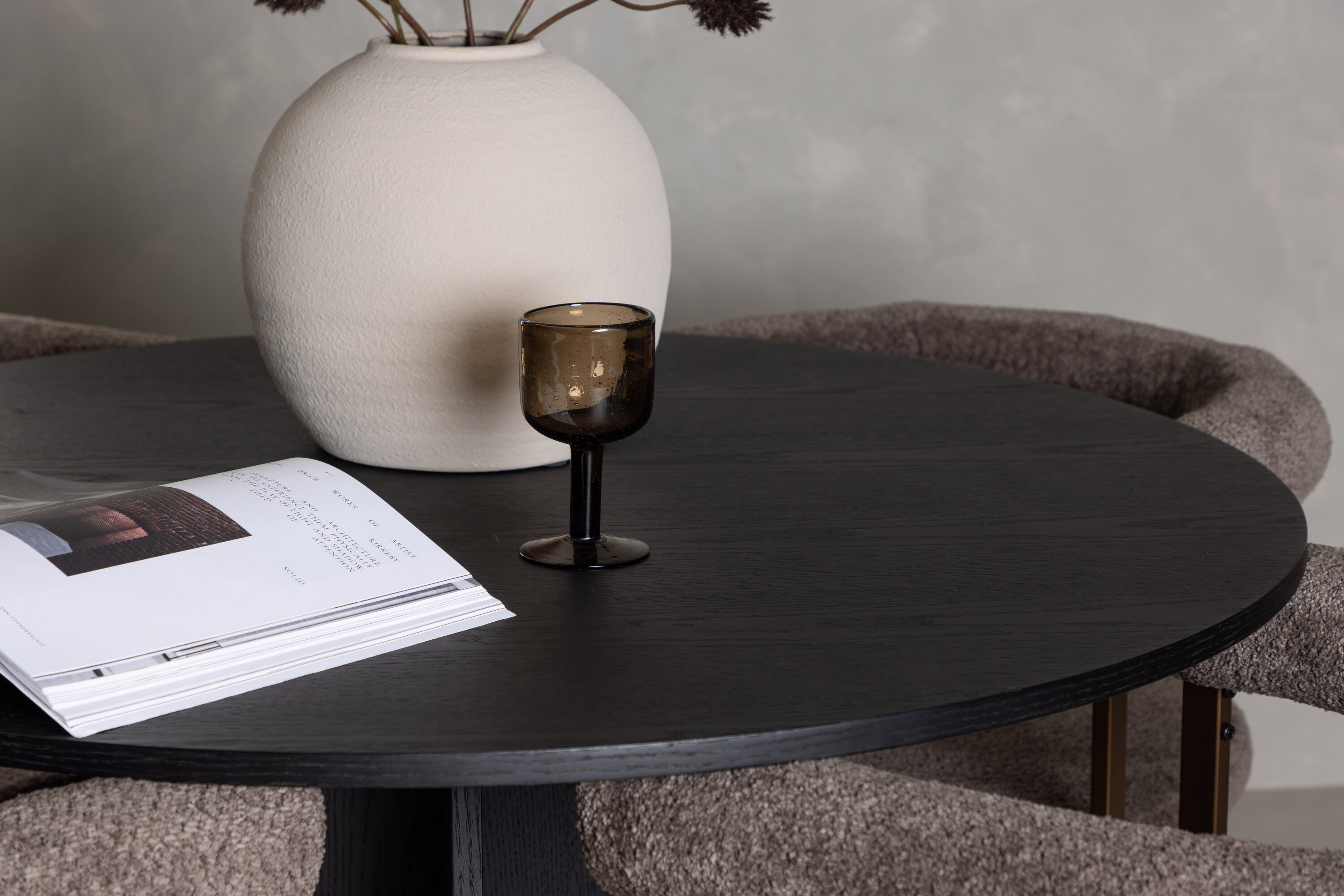 Bootcut, Morning ensemble repas rond noir, gris, marron Table : ⌀110 Chaise : 54 x 75 x 65 cm en situation dans une pièce décorée