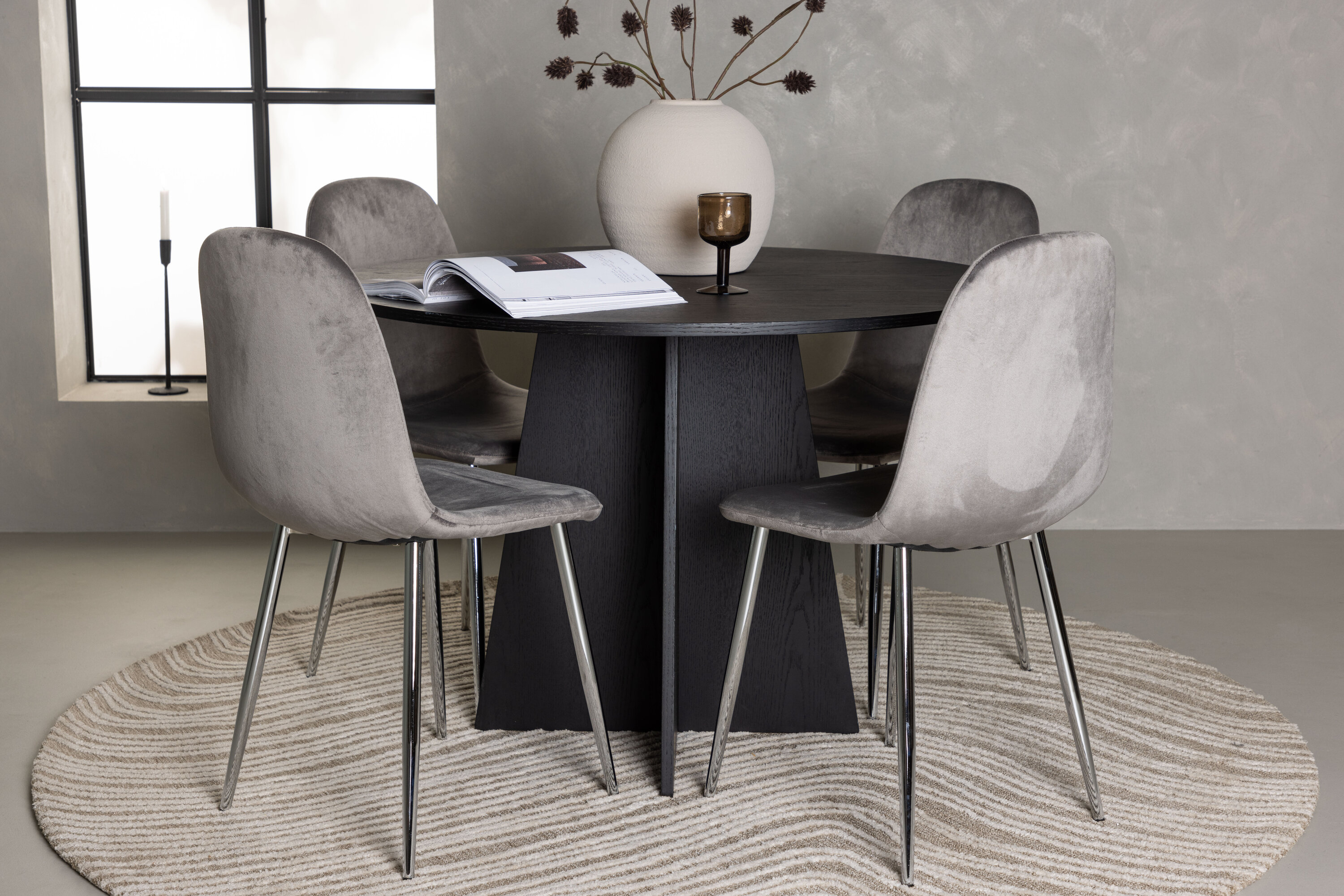 Bootcut, Eva ensemble repas rond noir, argenté, gris clair Table : ⌀110 Chaise : 42 x 89 x 44,5 cm en situation dans une pièce décorée