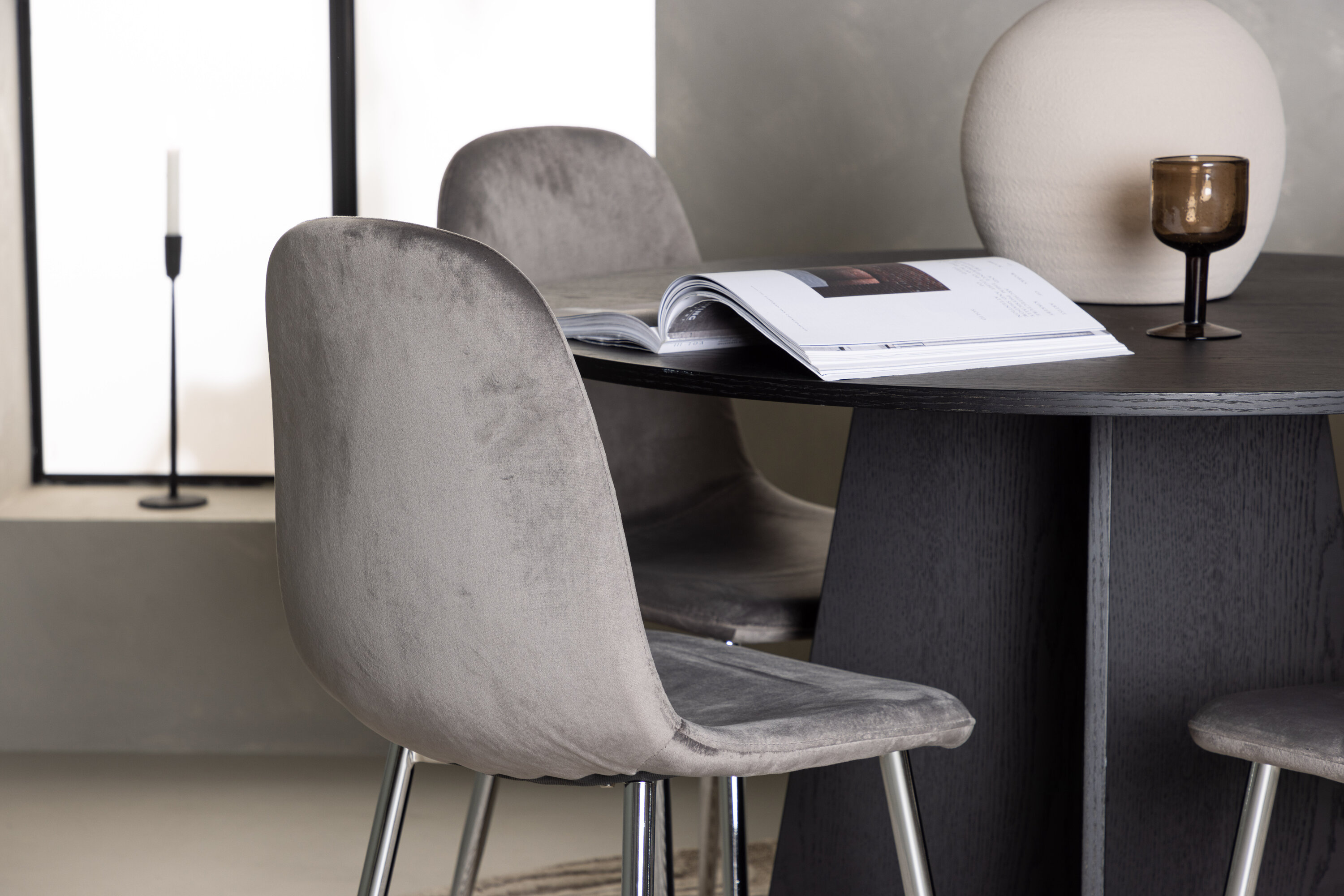 Bootcut, Eva ensemble repas rond noir, argenté, gris clair Table : ⌀110 Chaise : 42 x 89 x 44,5 cm en situation dans une pièce décorée