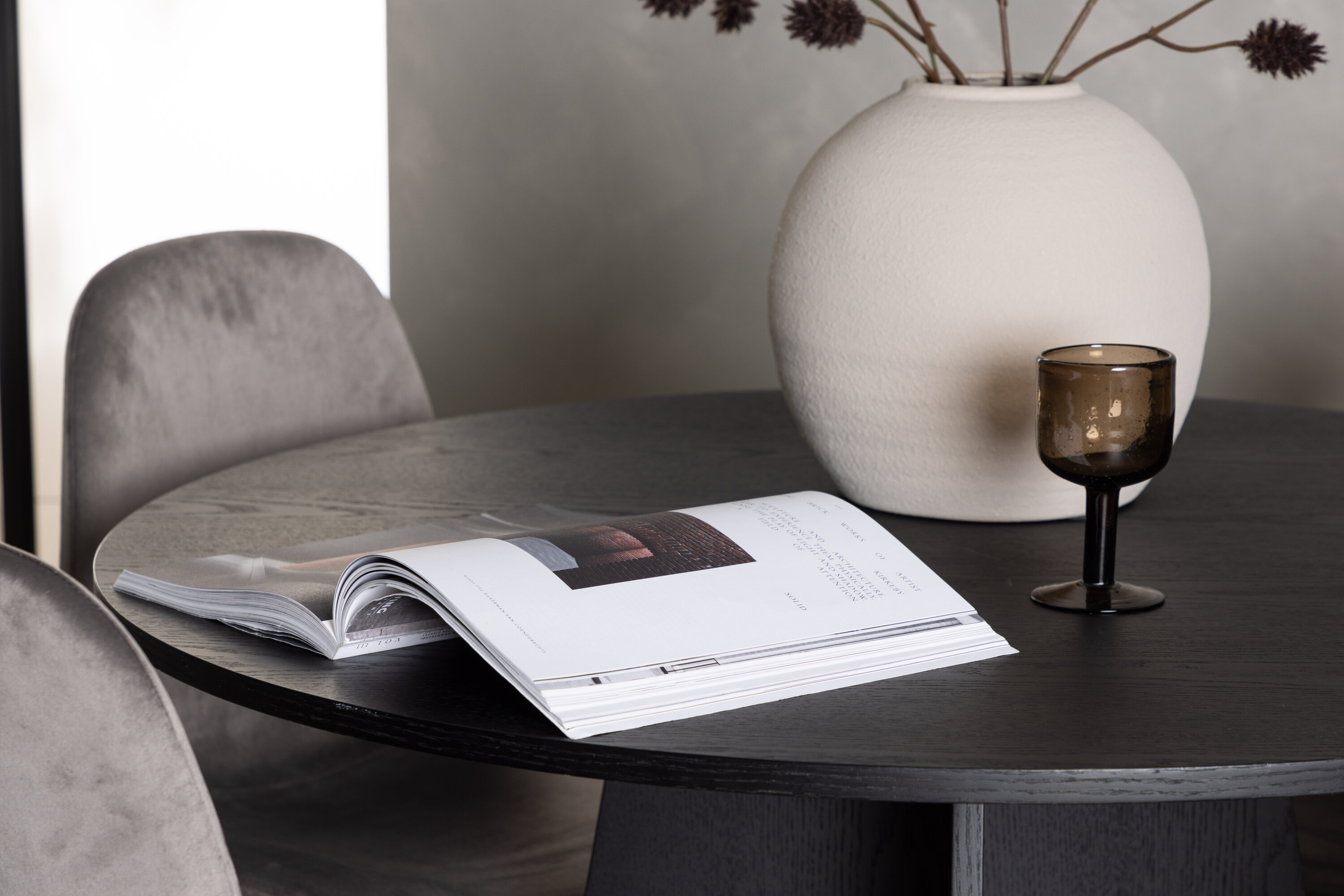 Bootcut, Eva ensemble repas rond noir, argenté, gris clair Table : ⌀110 Chaise : 42 x 89 x 44,5 cm en situation dans une pièce décorée