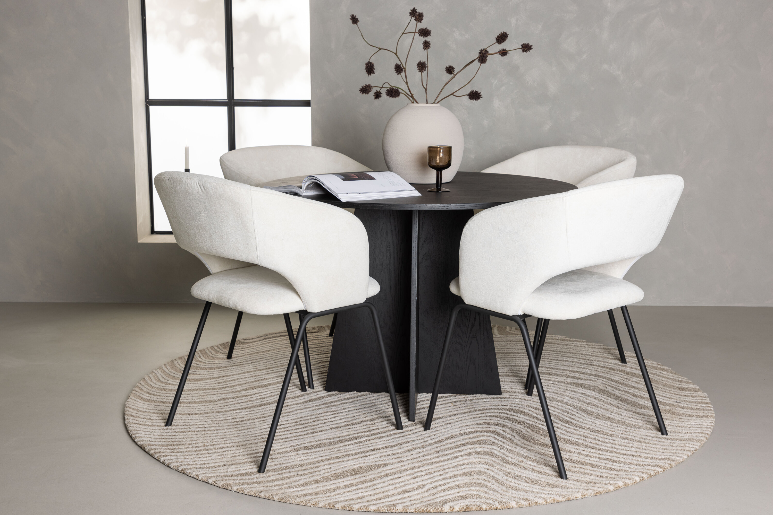Bootcut, Day ensemble repas rond noir, blanc cassé Table : ⌀110 Chaise : 66 x 86 x 66 cm en situation dans une pièce décorée