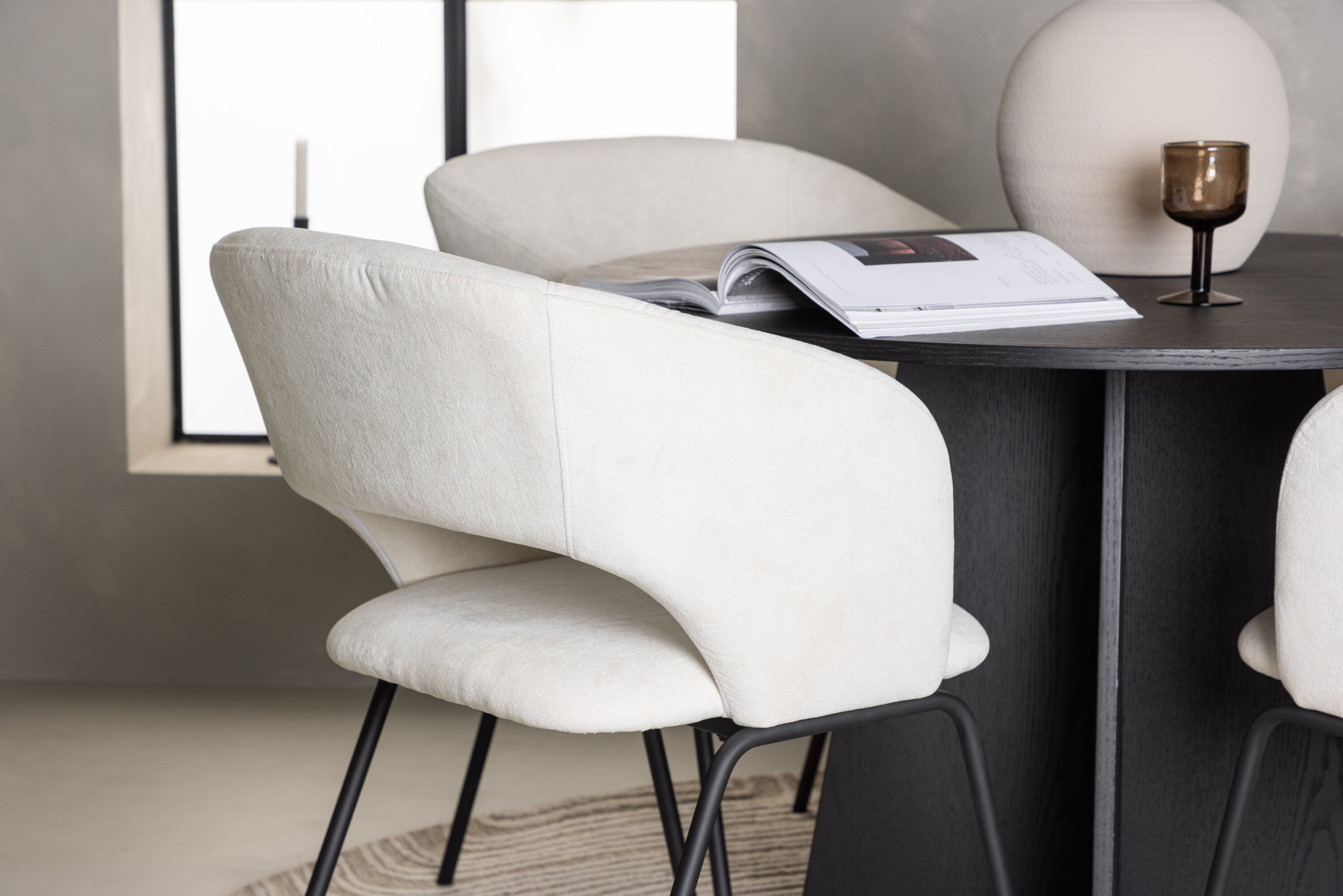 Bootcut, Day ensemble repas rond noir, blanc cassé Table : ⌀110 Chaise : 66 x 86 x 66 cm en situation dans une pièce décorée