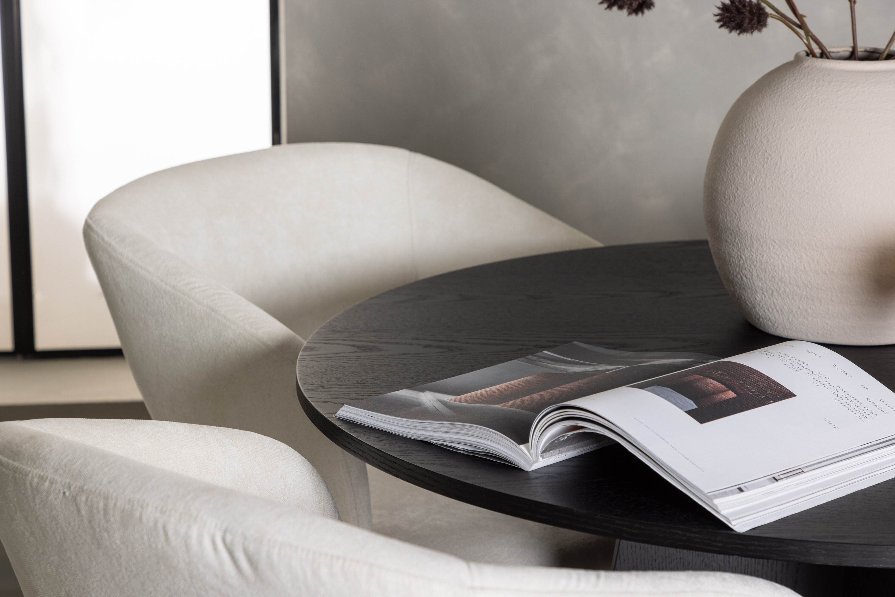 Bootcut, Day ensemble repas rond noir, blanc cassé Table : ⌀110 Chaise : 66 x 86 x 66 cm en situation dans une pièce décorée