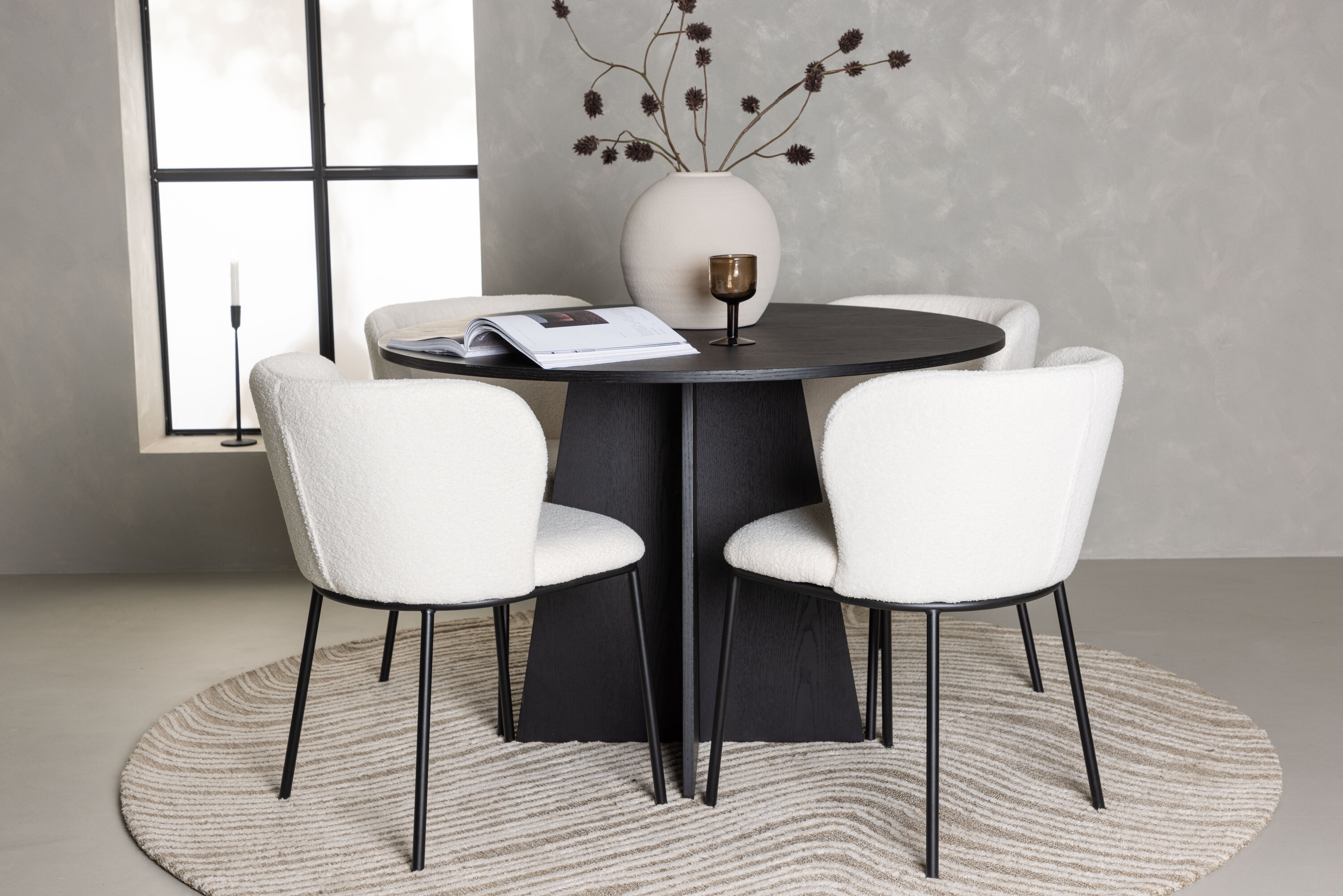 Bootcut, Edina ensemble repas rond noir, blanc Table : ⌀110 Chaise : 56 x 76 x 55 cm en situation dans une pièce décorée