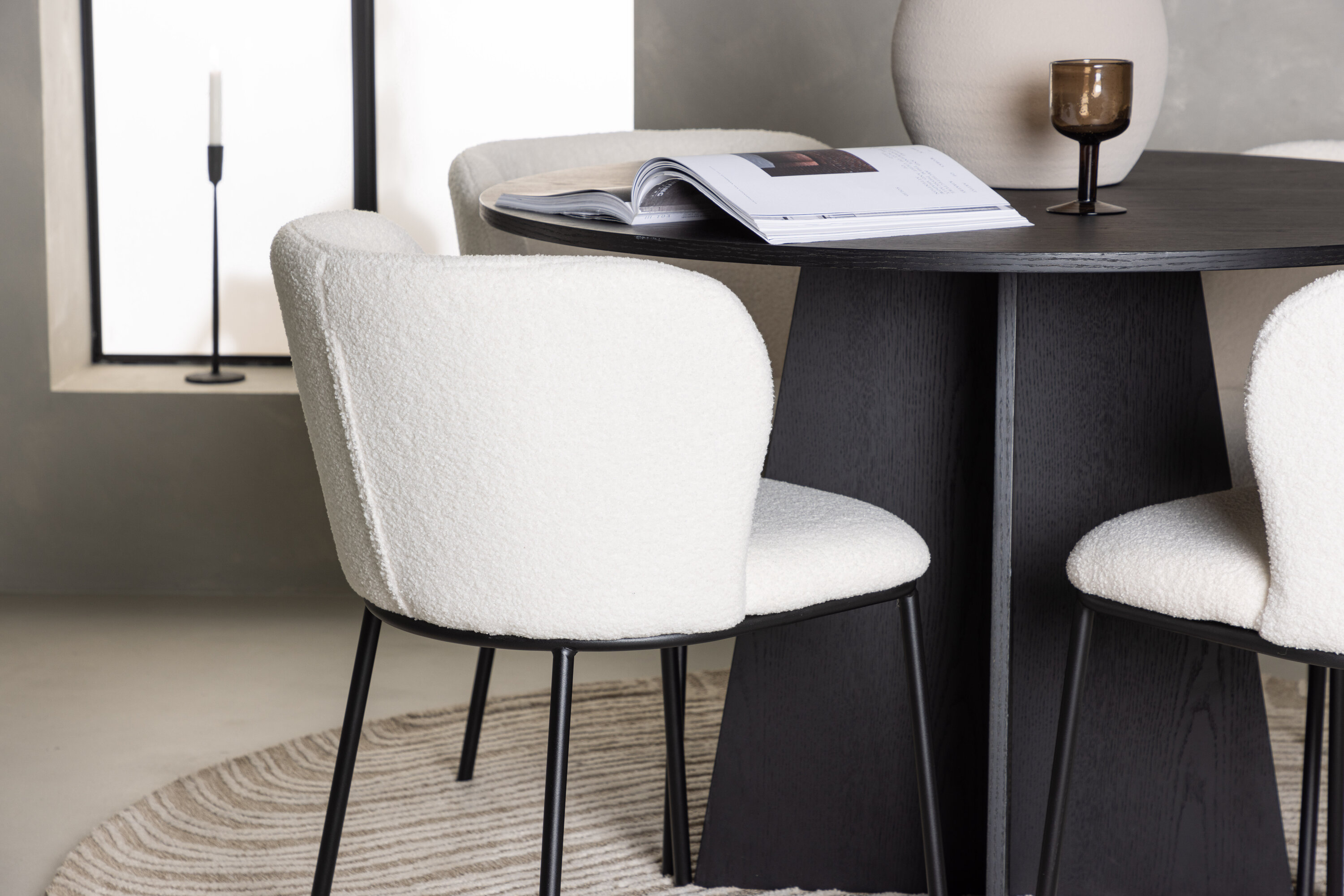 Bootcut, Edina ensemble repas rond noir, blanc Table : ⌀110 Chaise : 56 x 76 x 55 cm en situation dans une pièce décorée