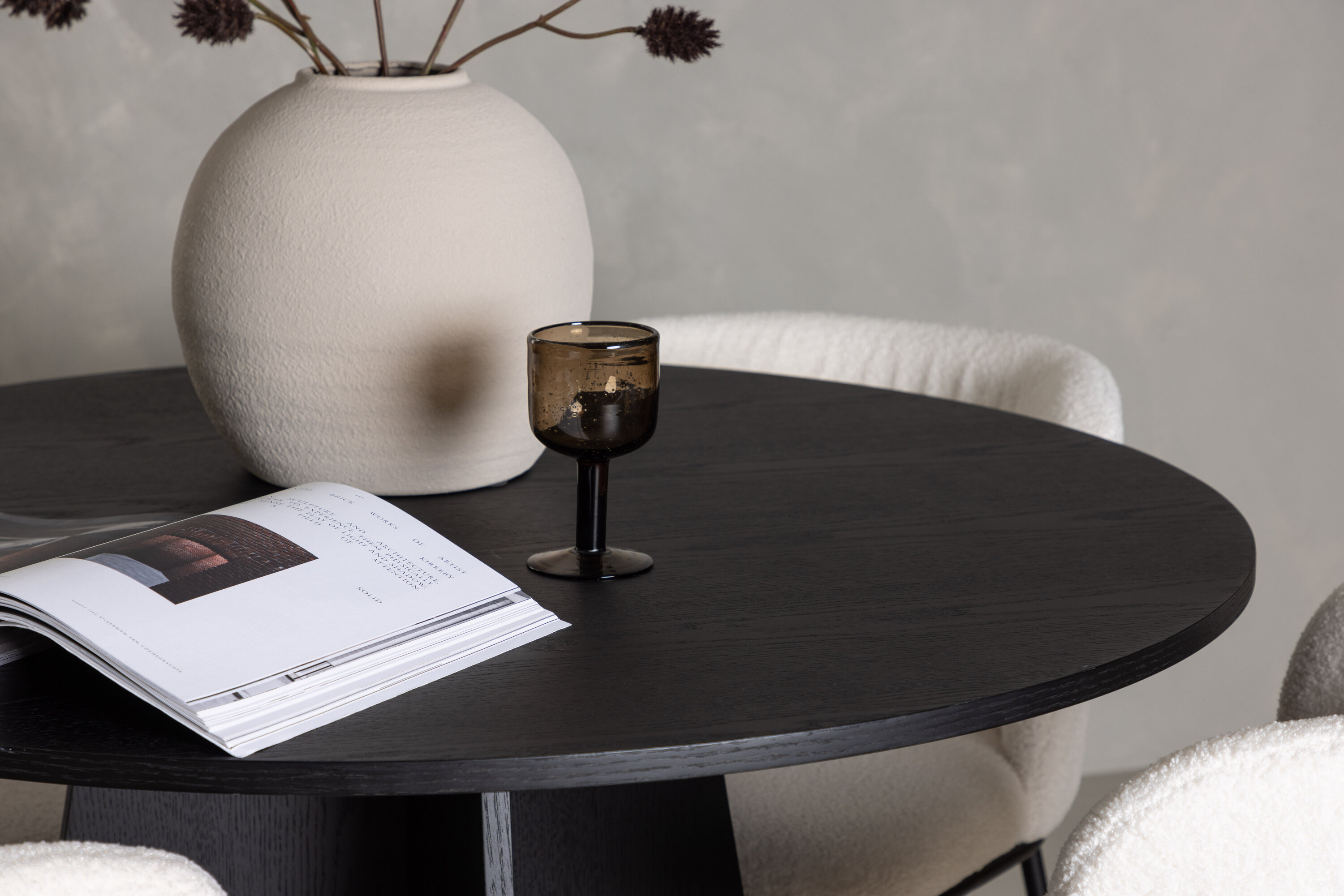 Bootcut, Edina ensemble repas rond noir, blanc Table : ⌀110 Chaise : 56 x 76 x 55 cm en situation dans une pièce décorée