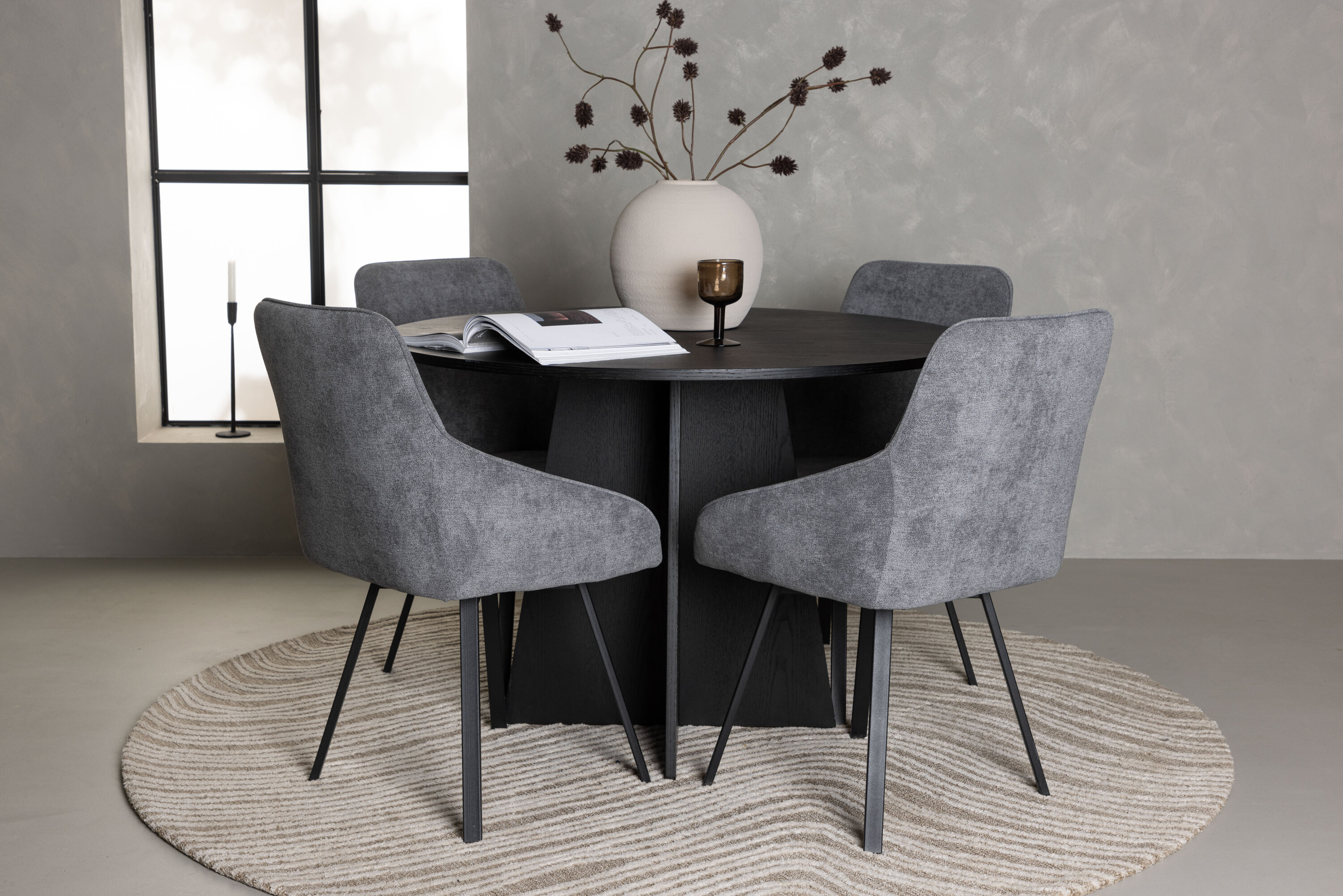 Bootcut, Rosie ensemble repas rond noir, gris Table : ⌀110 Chaise : 60 x 88 x 55 cm en situation dans une pièce décorée