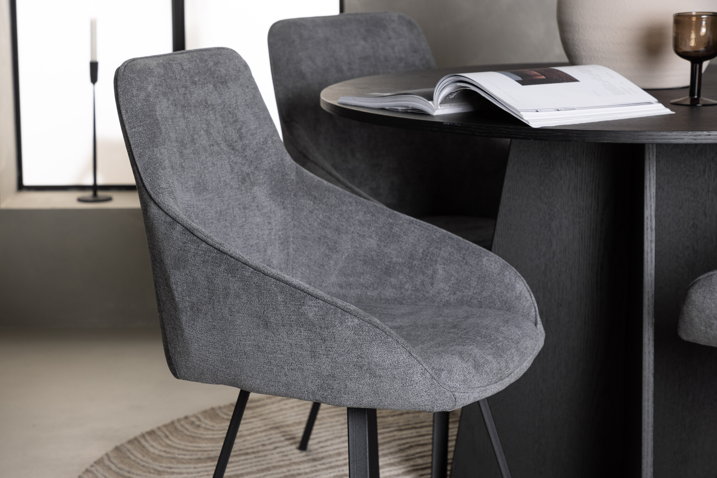 Bootcut, Rosie ensemble repas rond noir, gris Table : ⌀110 Chaise : 60 x 88 x 55 cm en situation dans une pièce décorée